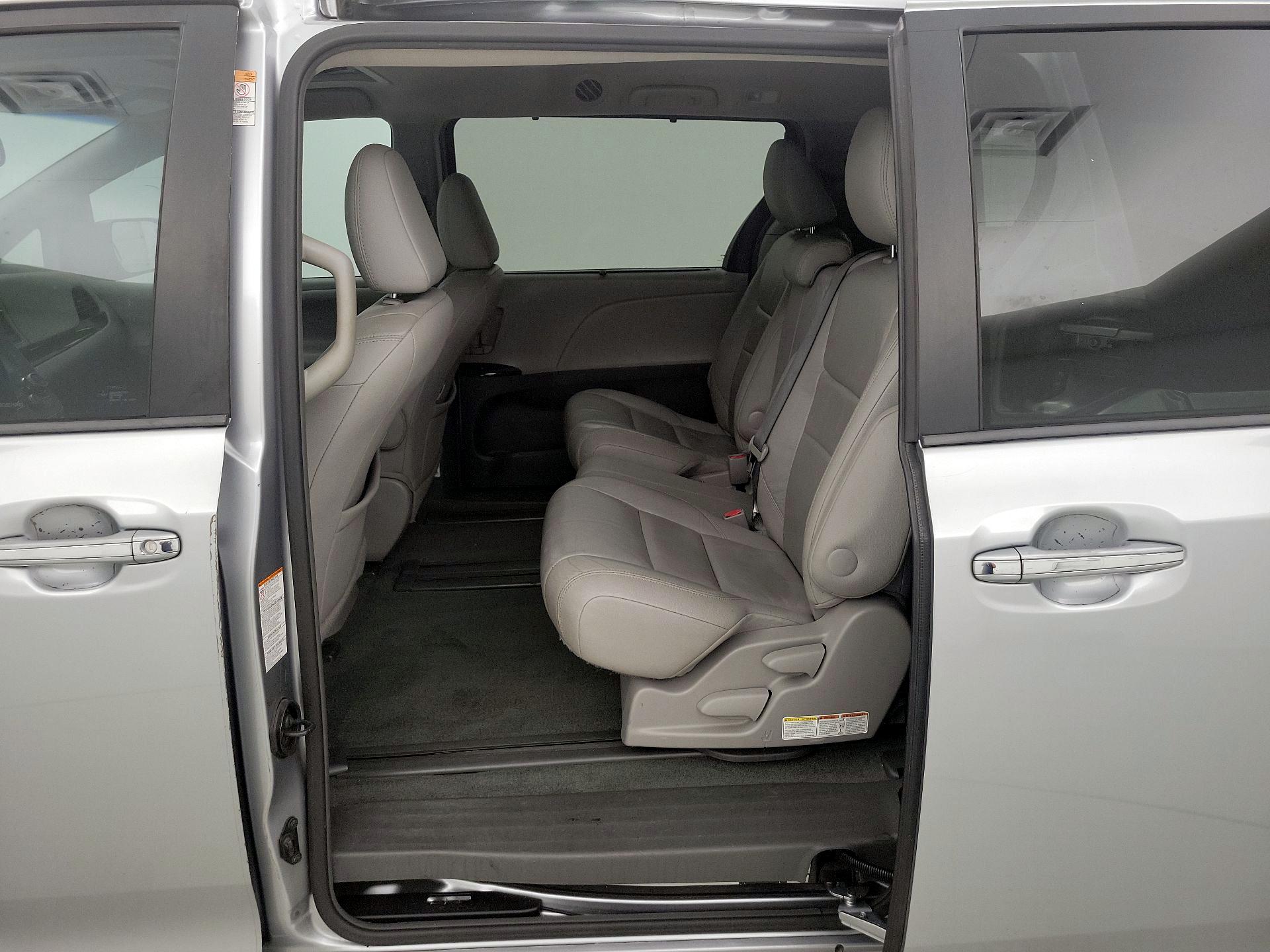 Thumbnail: 2016 Toyota Sienna - 20