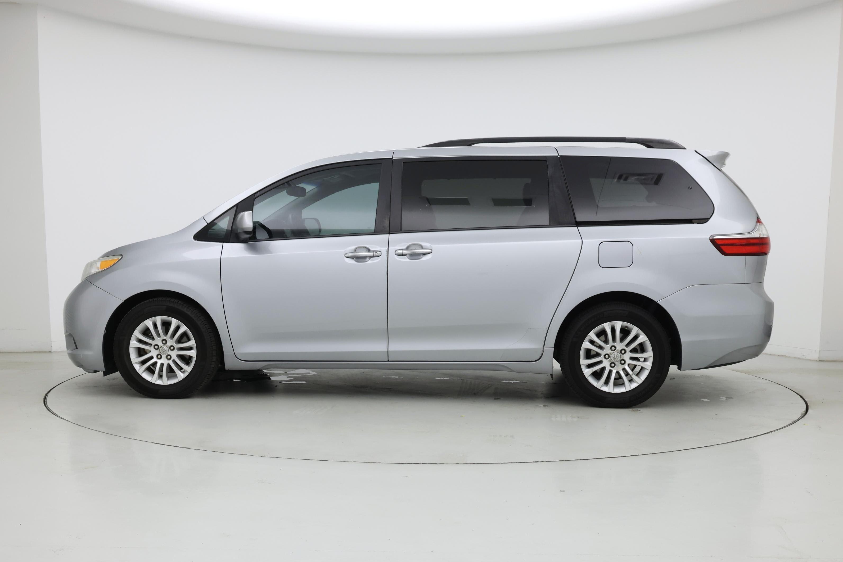 Thumbnail: 2016 Toyota Sienna - 3