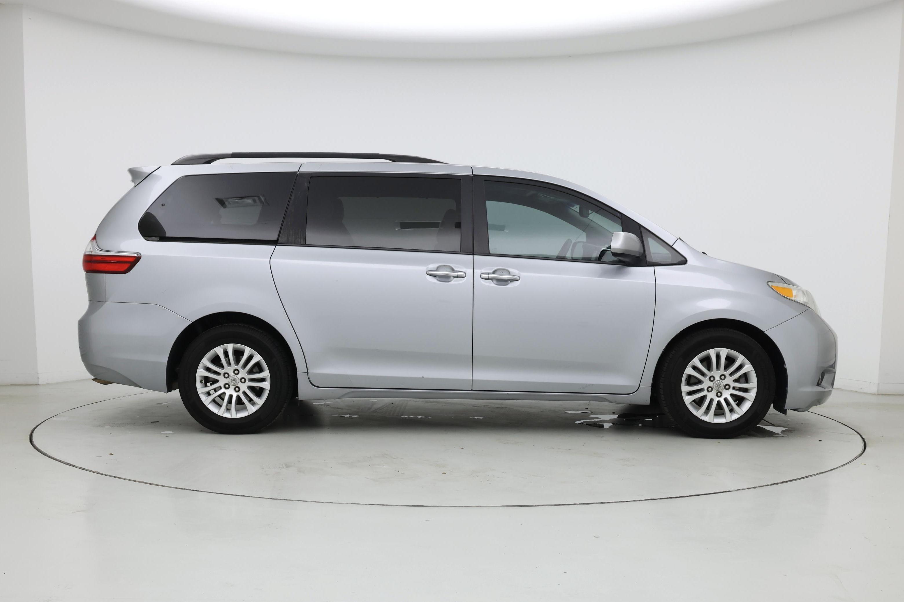 Thumbnail: 2016 Toyota Sienna - 7