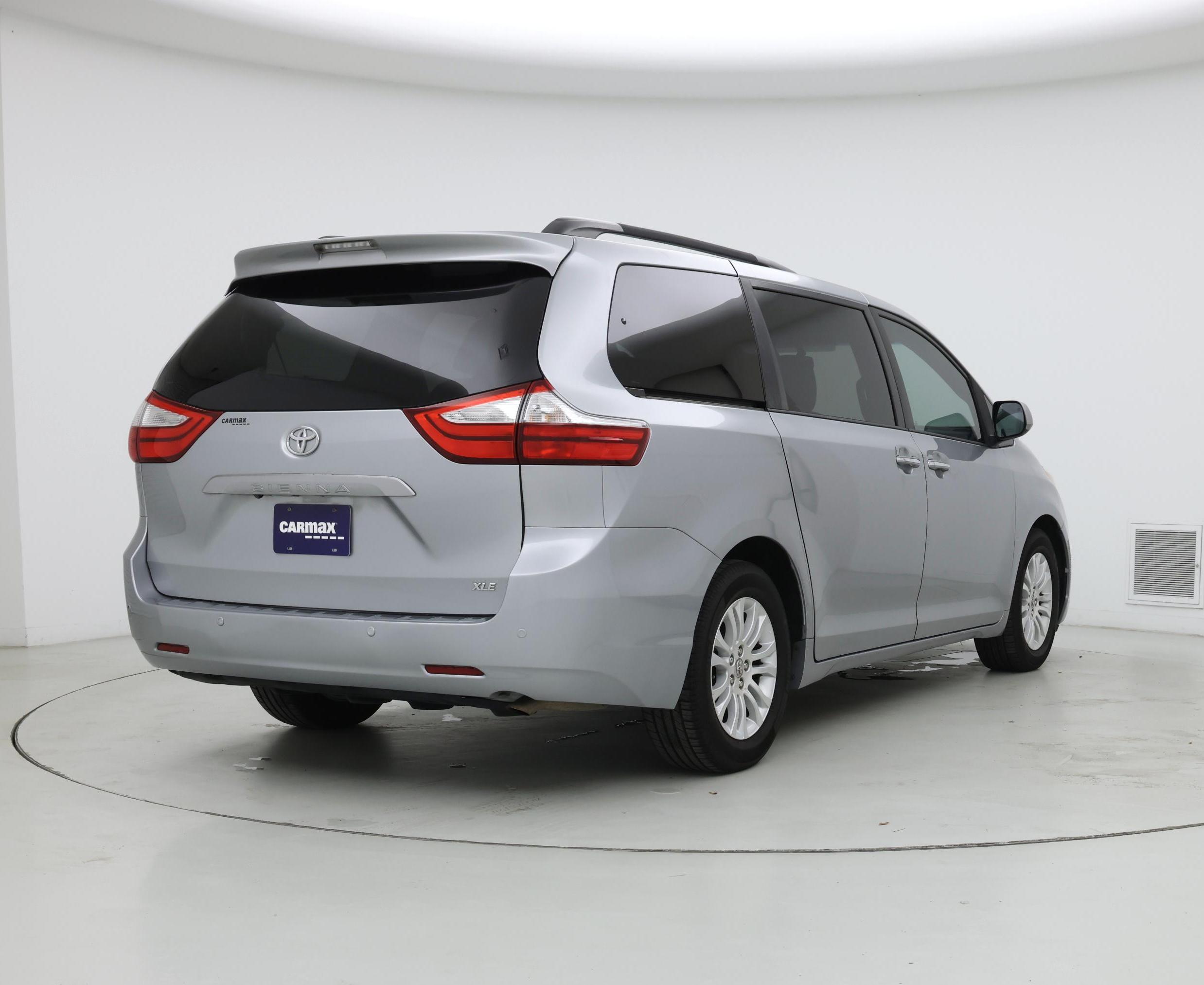 Thumbnail: 2016 Toyota Sienna - 8
