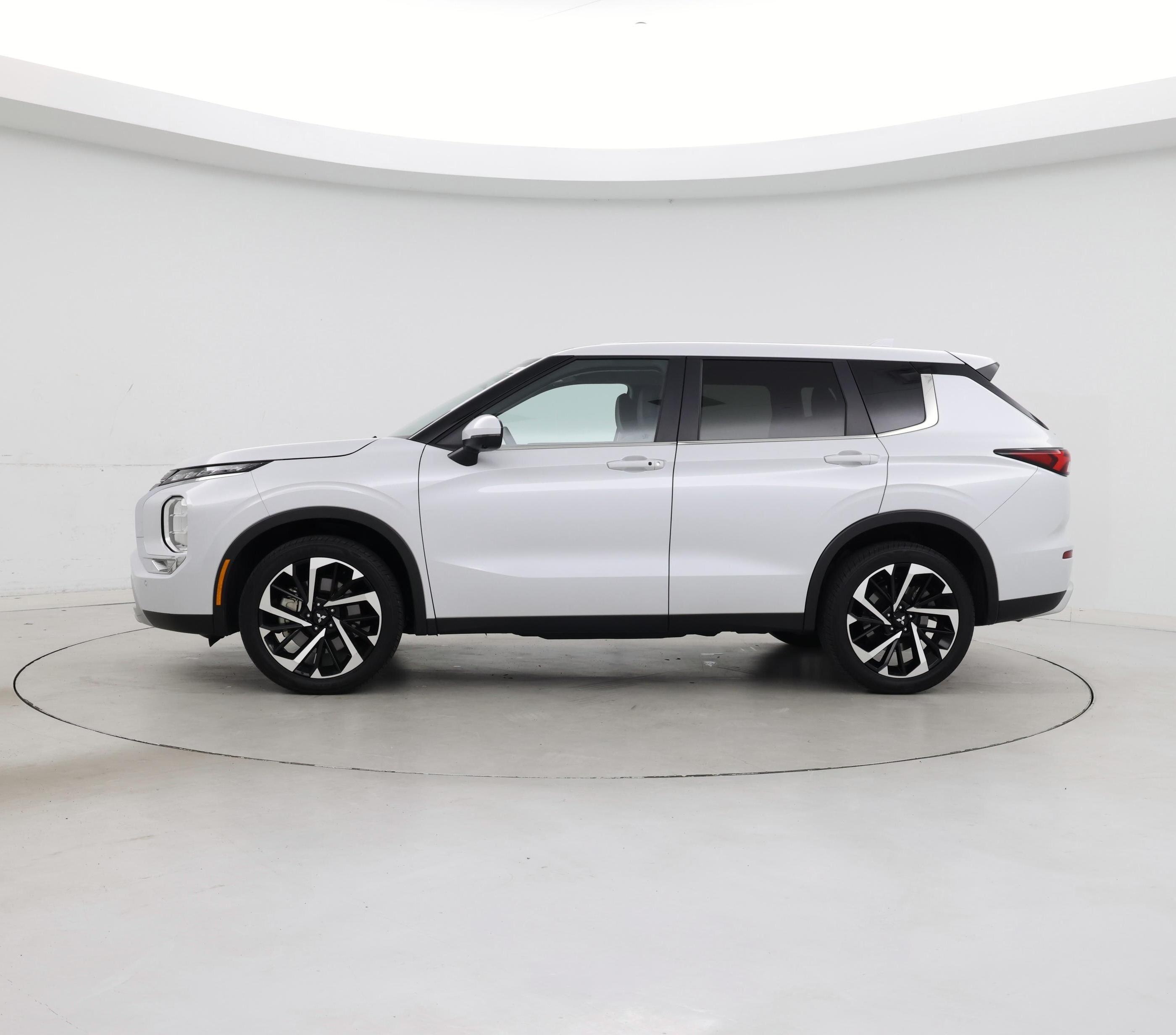 Thumbnail: 2024 Mitsubishi Outlander - 3
