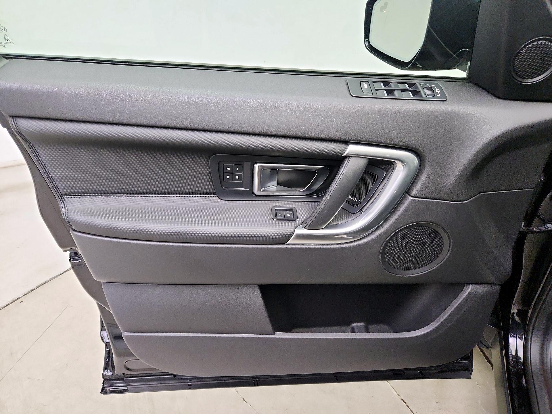 Thumbnail: 2018 Land Rover Discovery Sport - 12