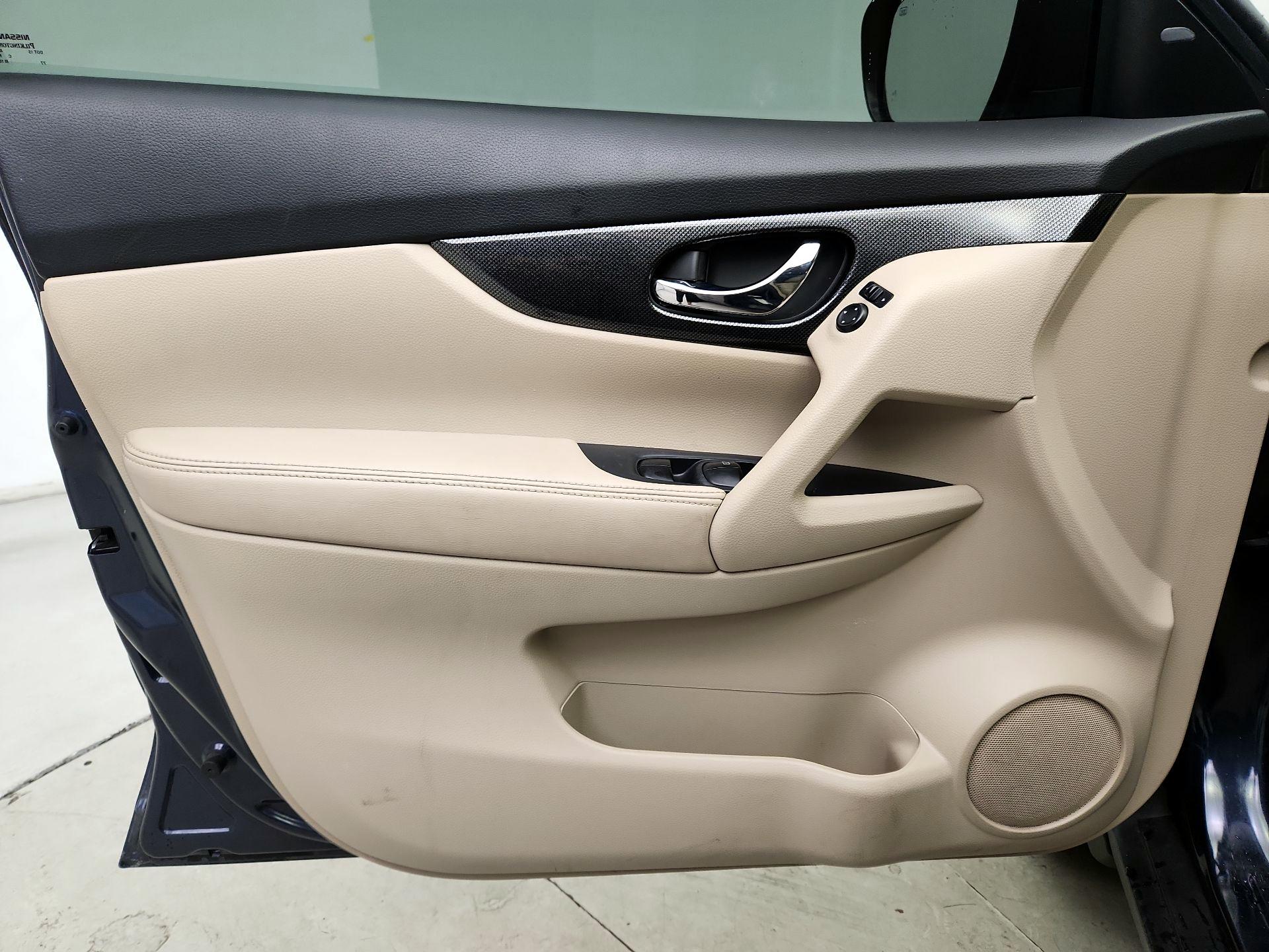 Thumbnail: 2015 Nissan Rogue - 12