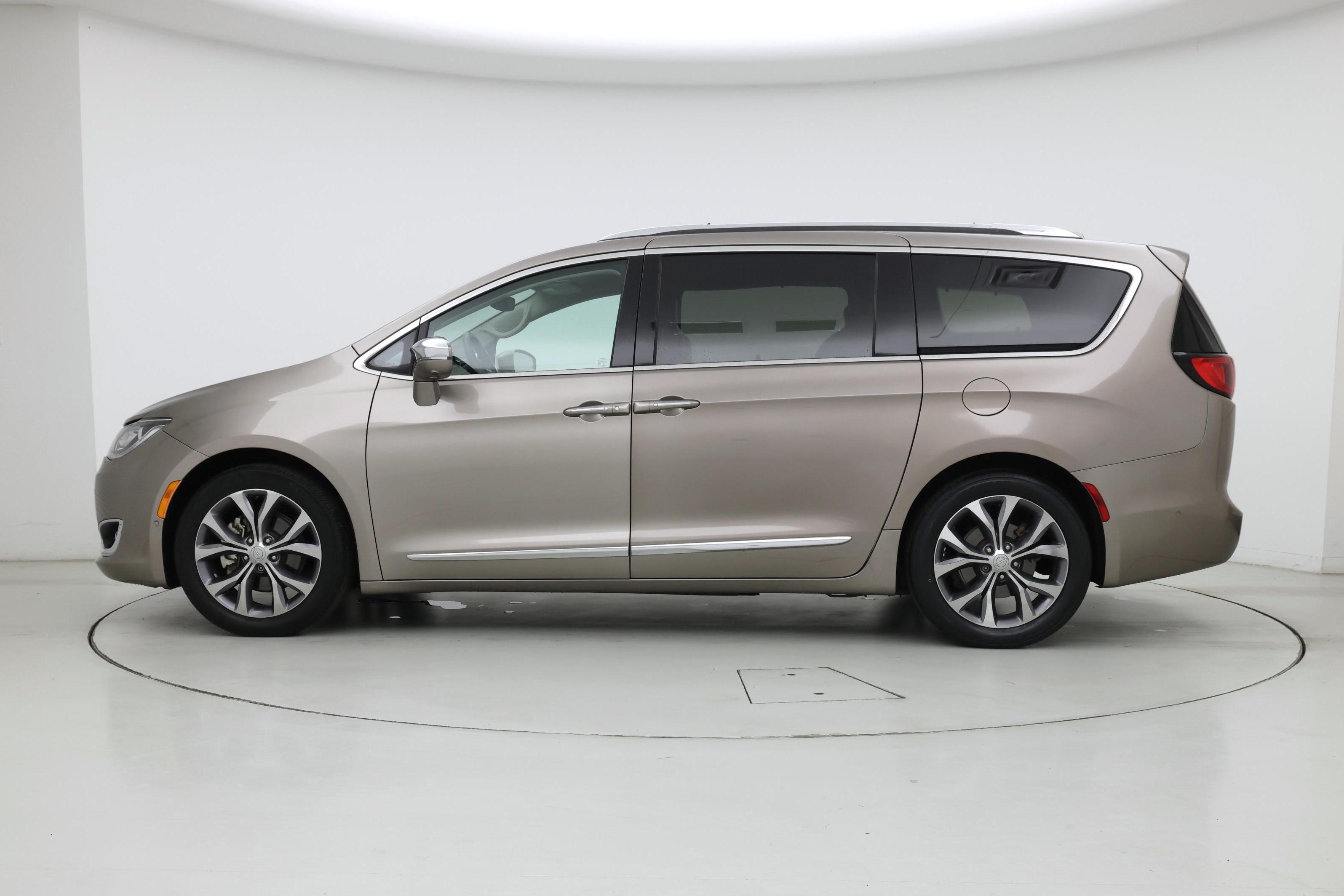 Thumbnail: 2018 Chrysler Pacifica - 3
