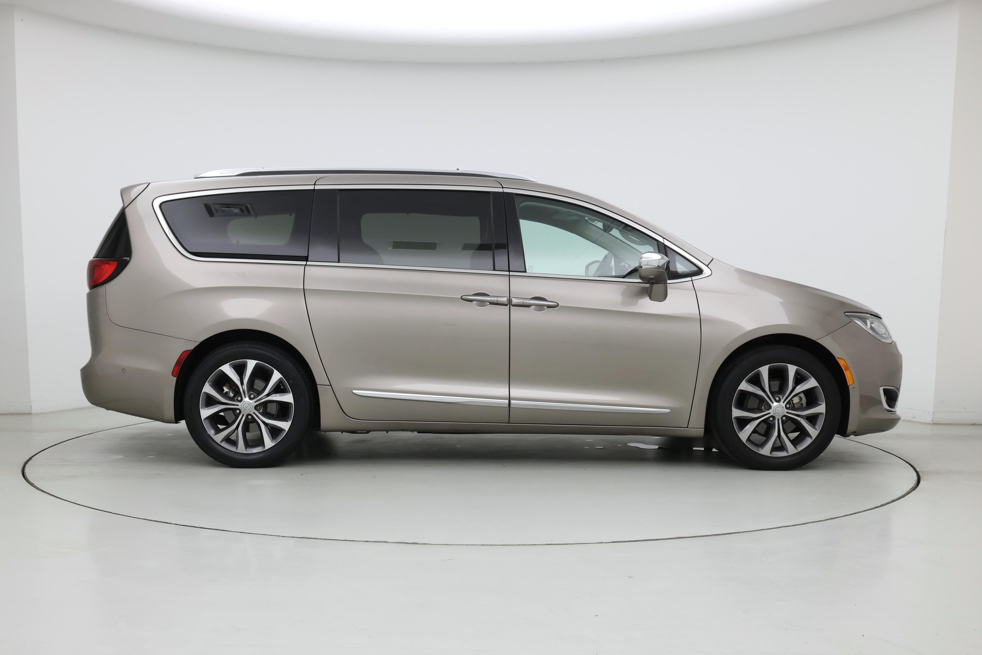 Thumbnail: 2018 Chrysler Pacifica - 7