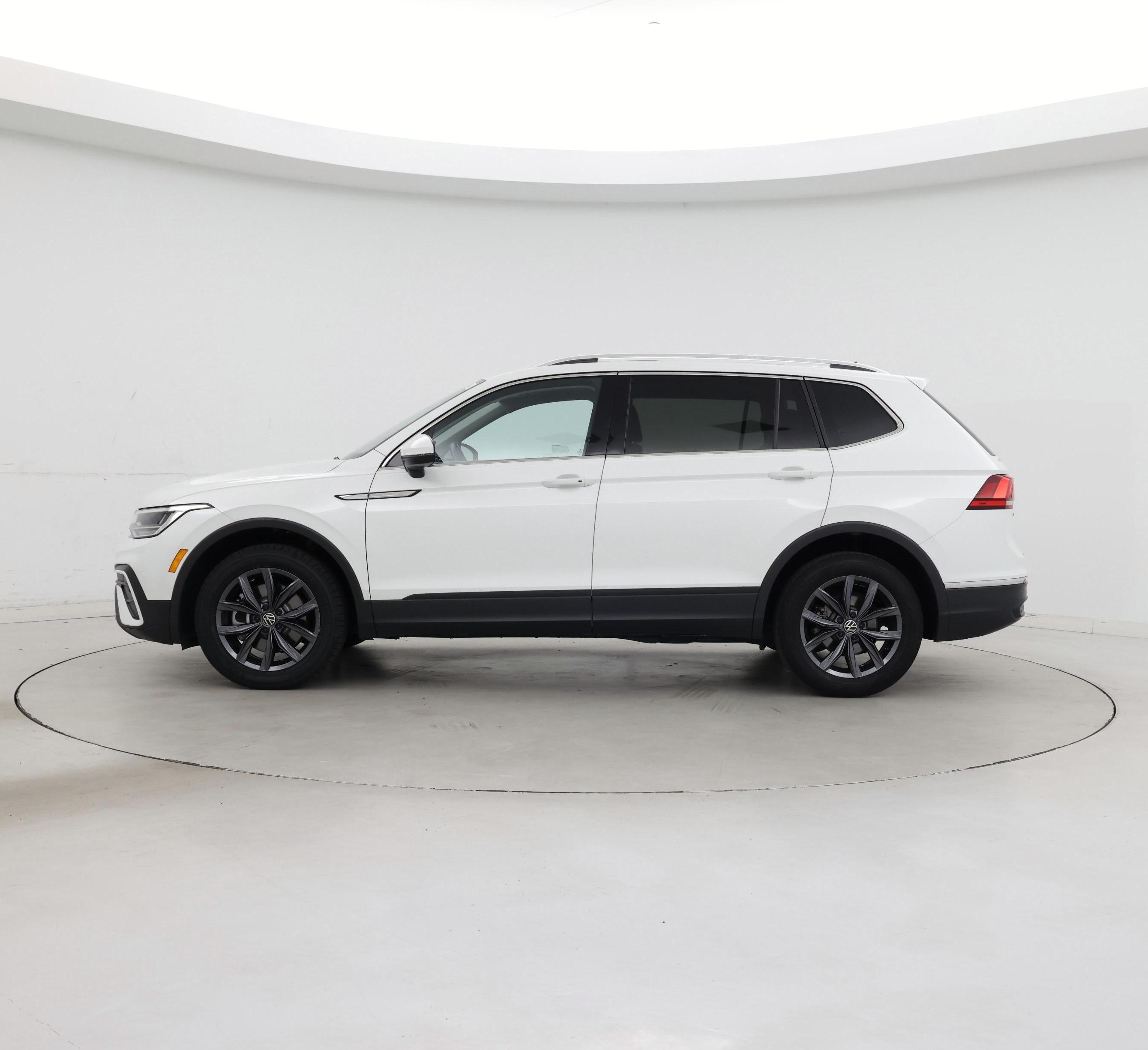 Thumbnail: 2023 Volkswagen Tiguan - 3
