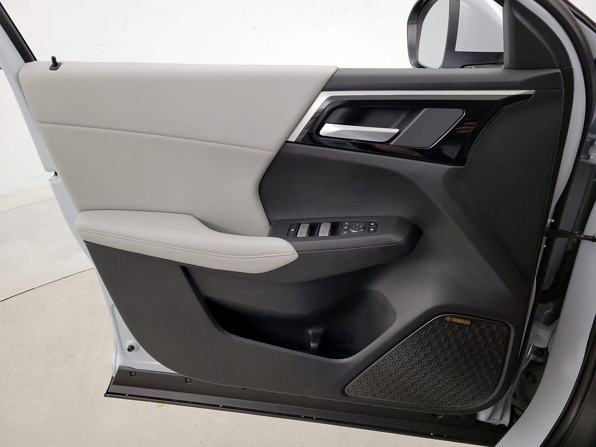 Thumbnail: 2025 Mitsubishi Outlander - 12