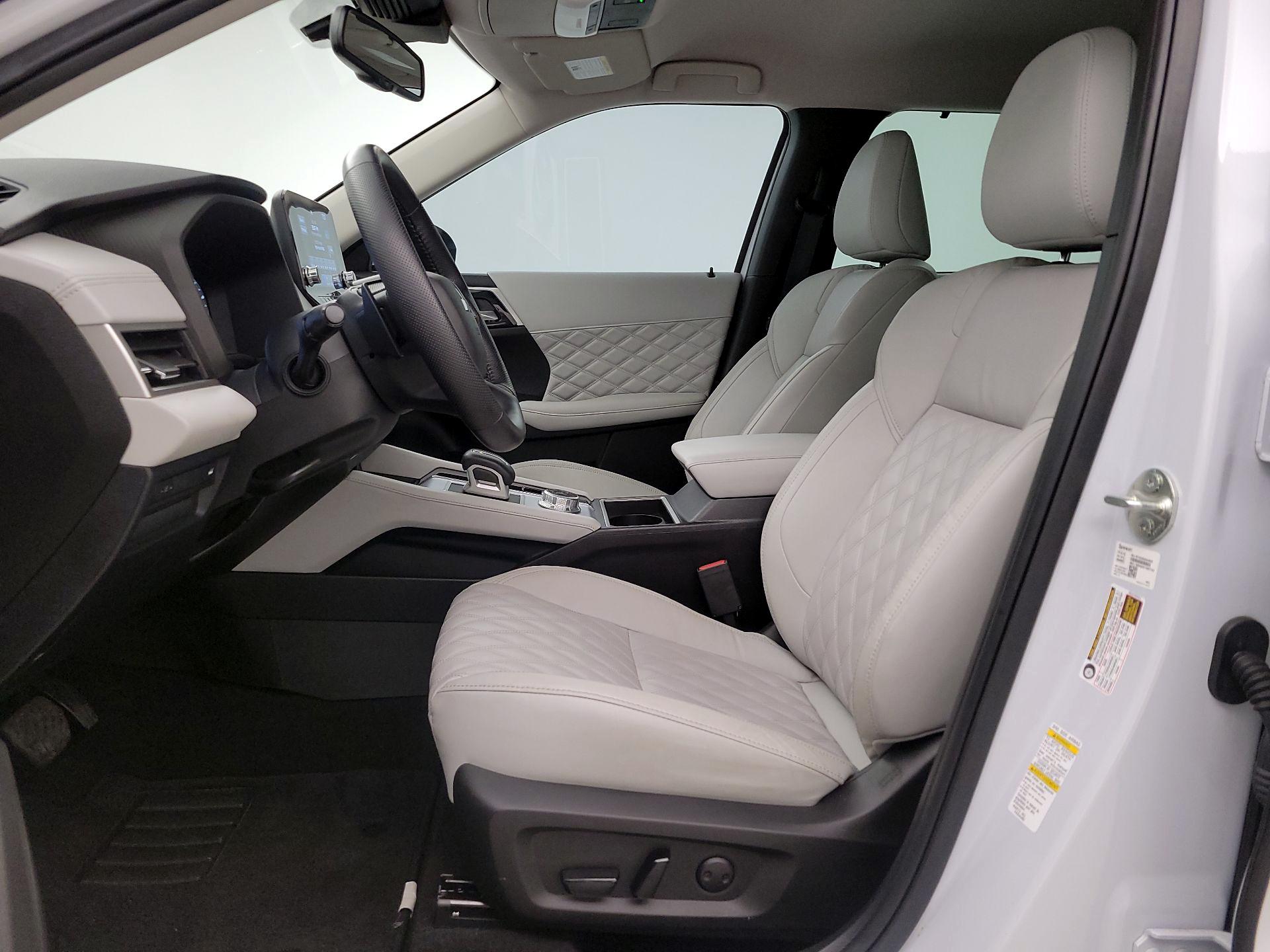 Thumbnail: 2023 Mitsubishi Outlander - 11