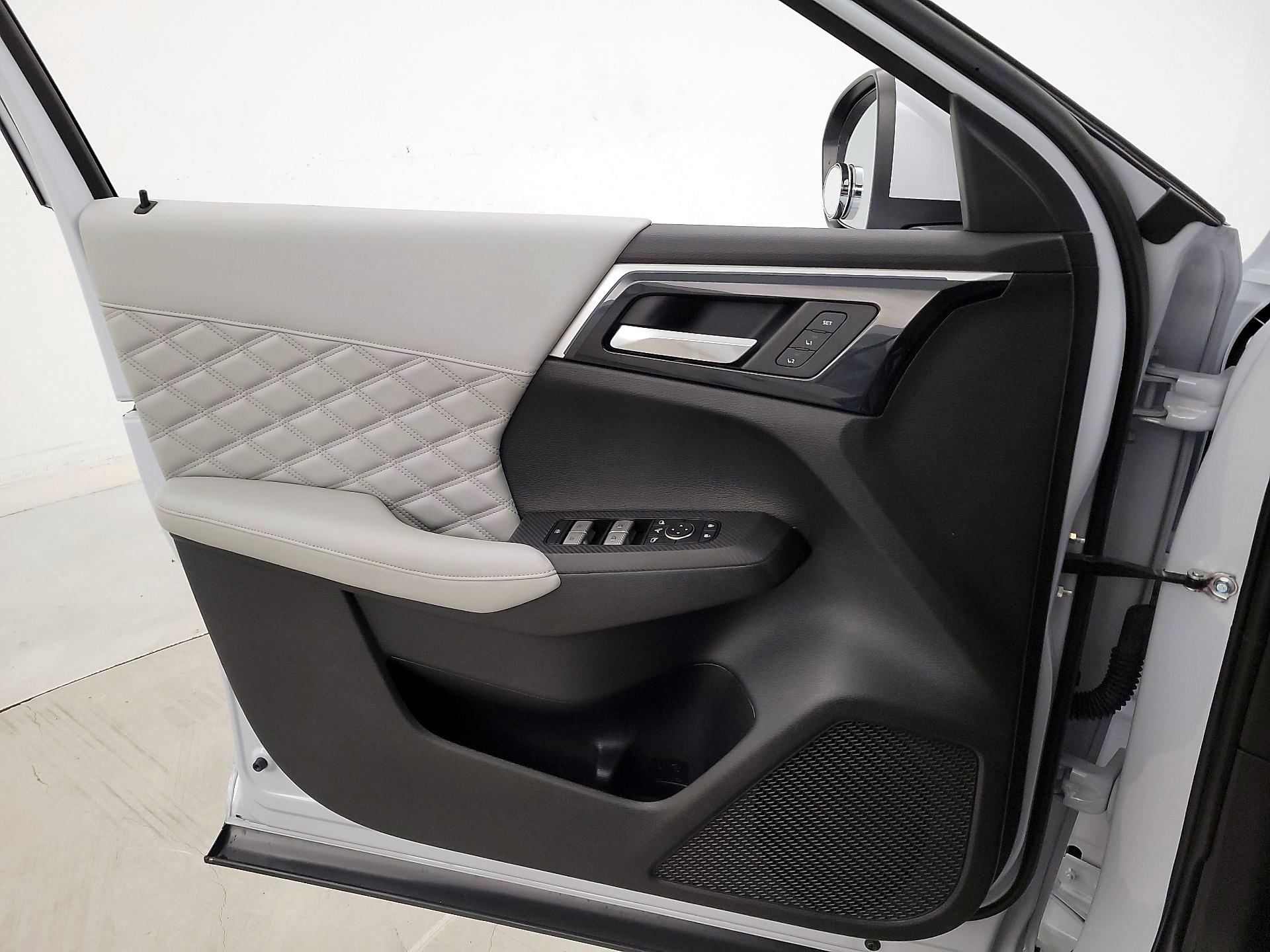 Thumbnail: 2023 Mitsubishi Outlander - 12