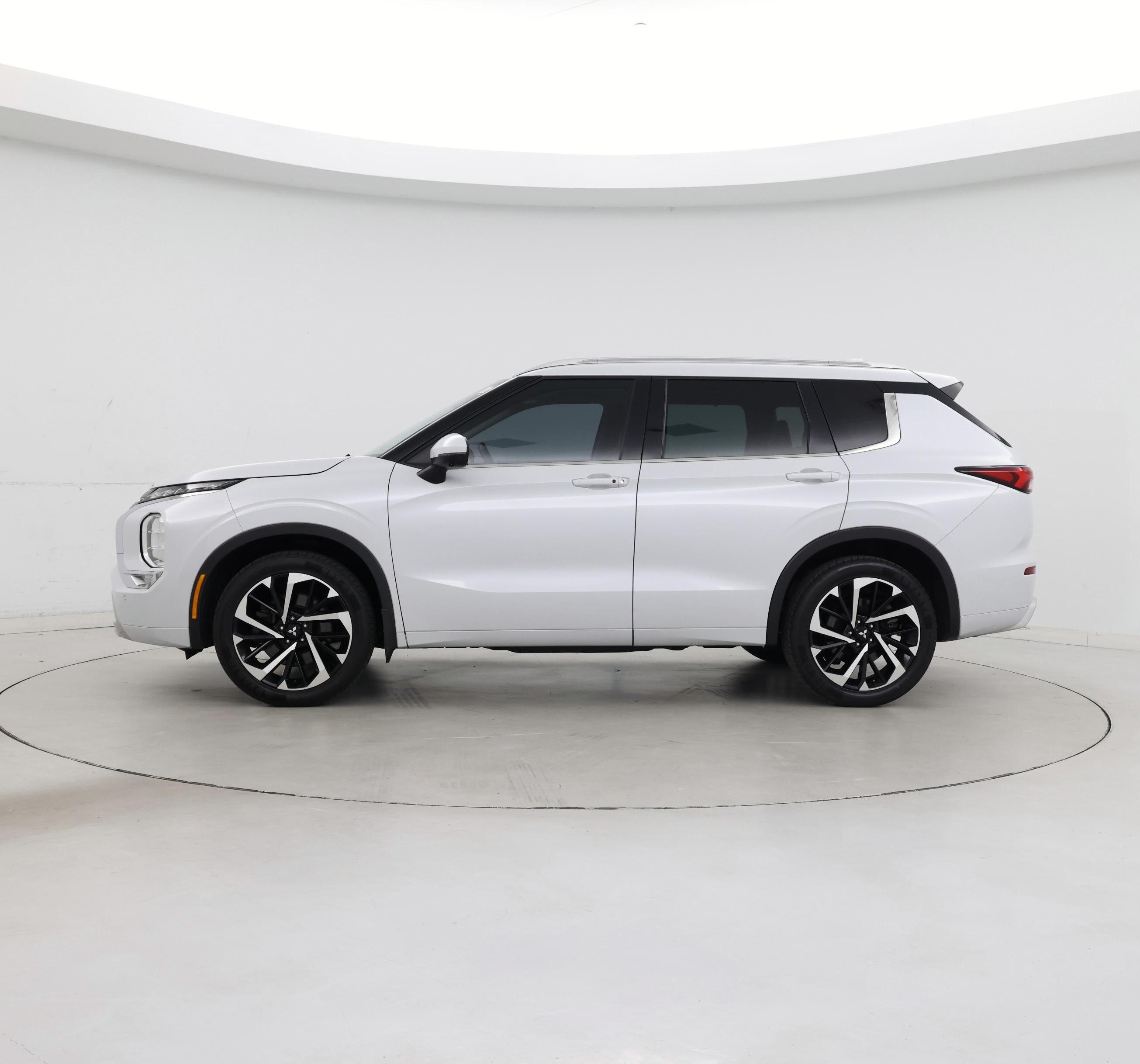 Thumbnail: 2023 Mitsubishi Outlander - 3
