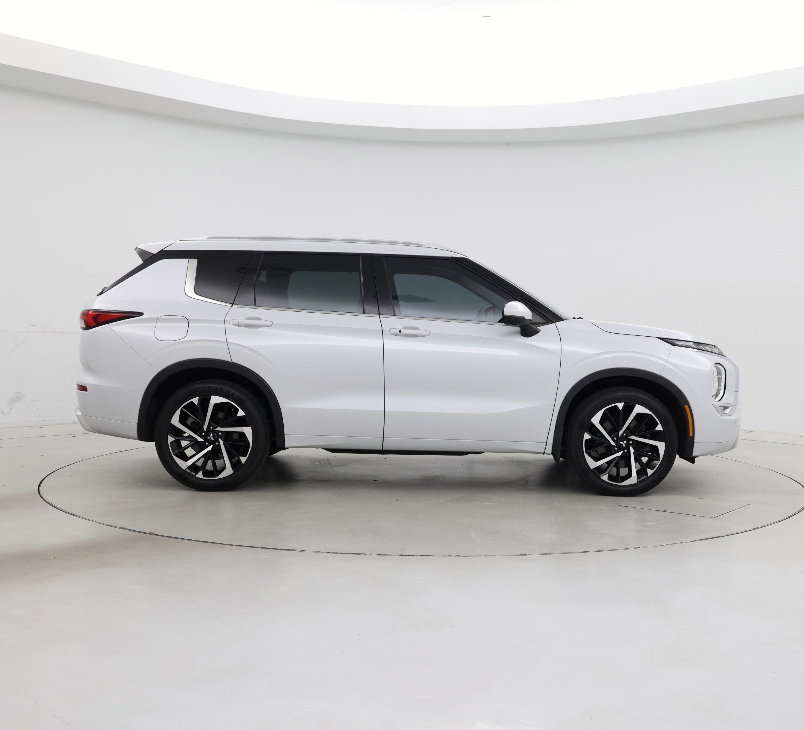 Thumbnail: 2023 Mitsubishi Outlander - 7