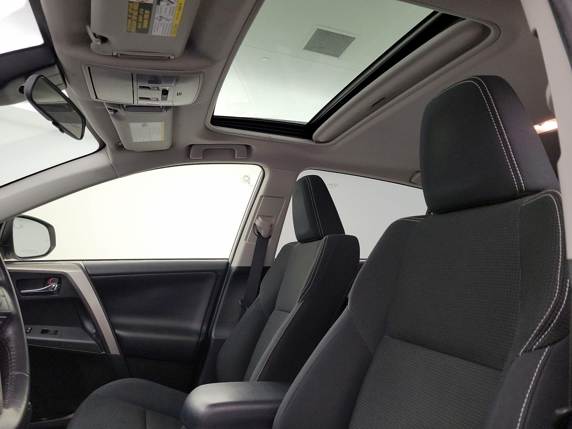 Thumbnail: 2018 Toyota RAV4 - 20