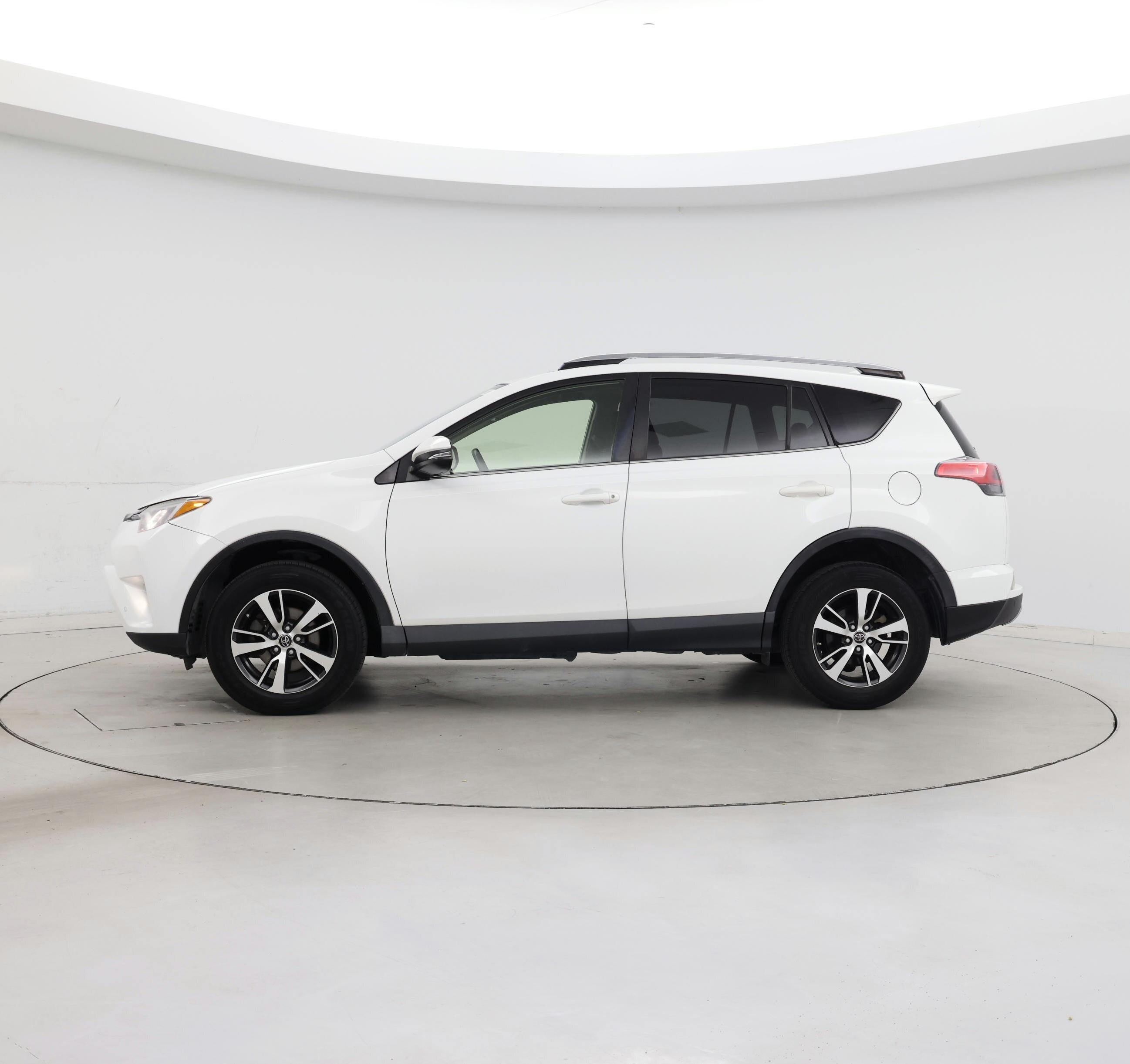 Thumbnail: 2018 Toyota RAV4 - 3