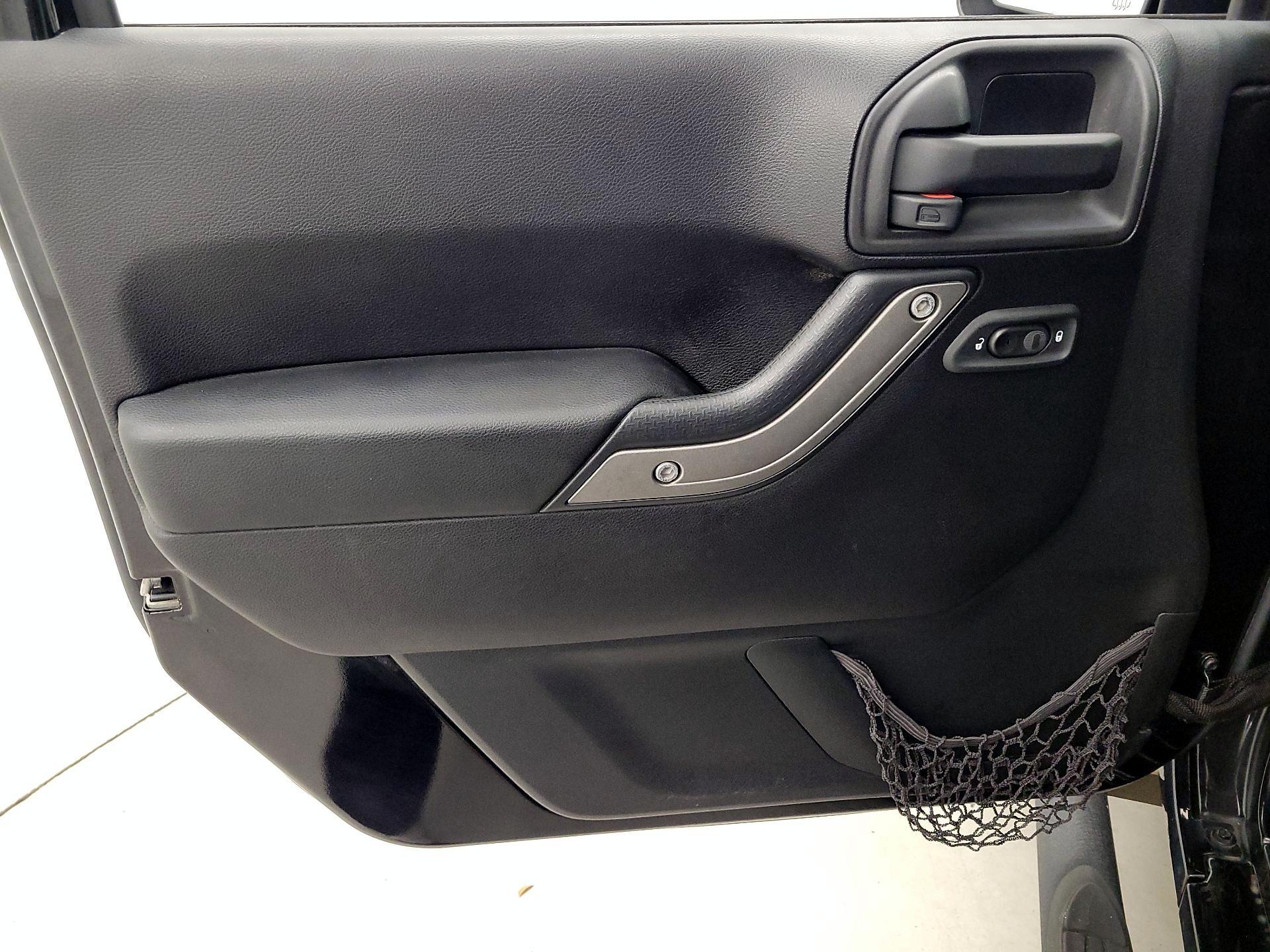 Thumbnail: 2015 Jeep Wrangler - 12