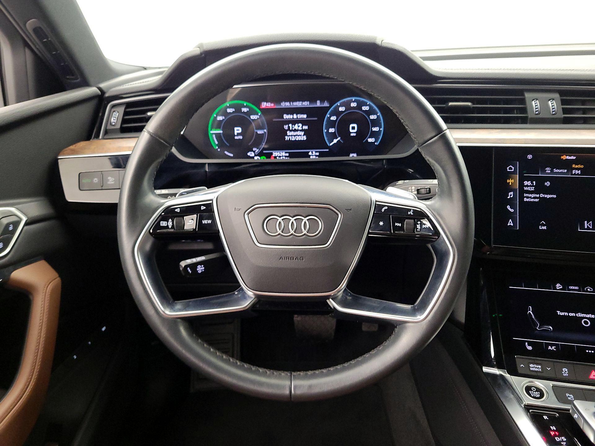 Thumbnail: 2022 Audi e-tron - 10