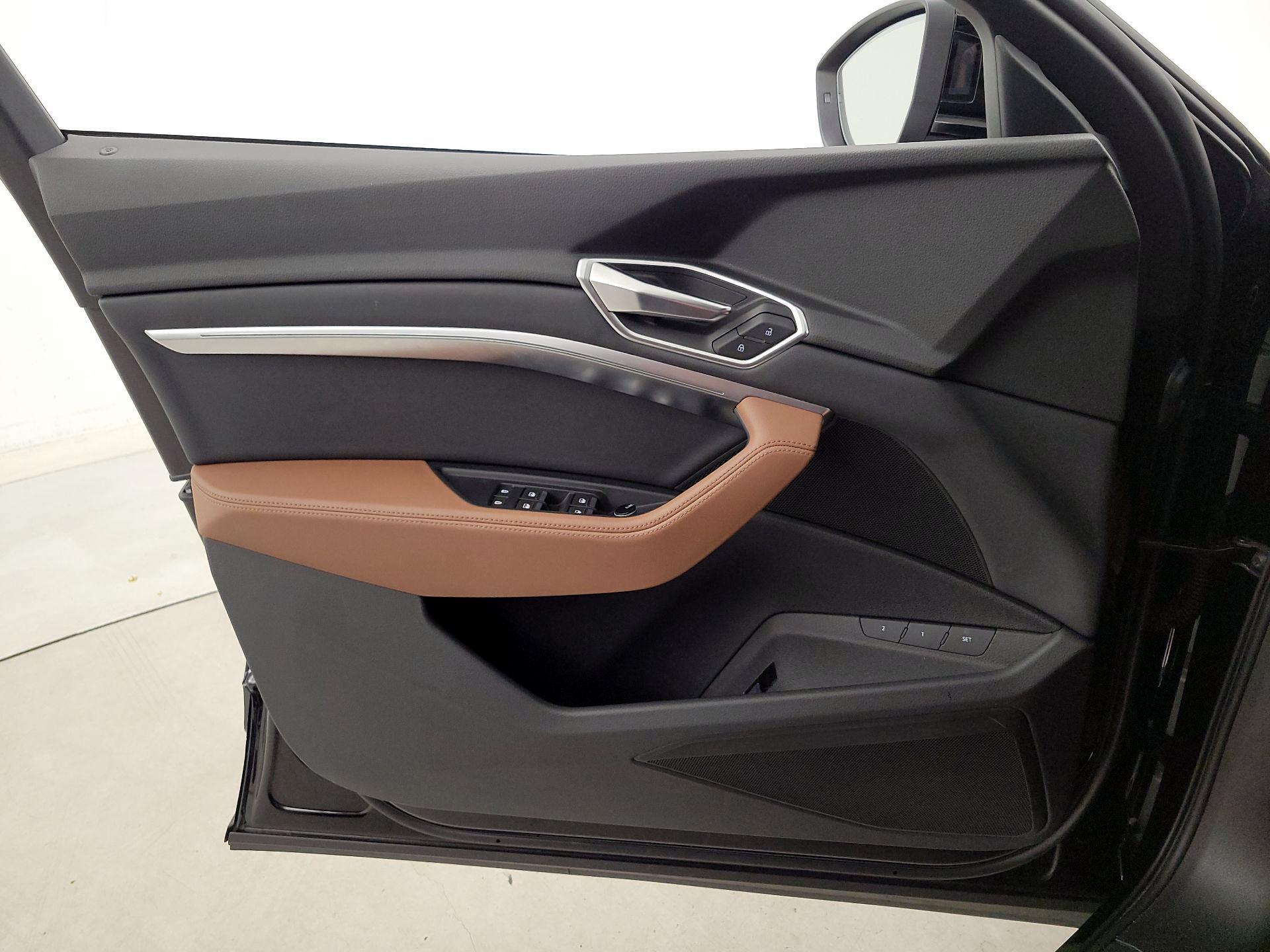 Thumbnail: 2022 Audi e-tron - 12