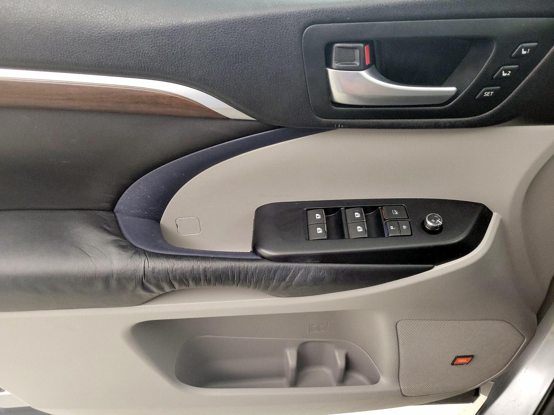 Thumbnail: 2016 Toyota Highlander - 12