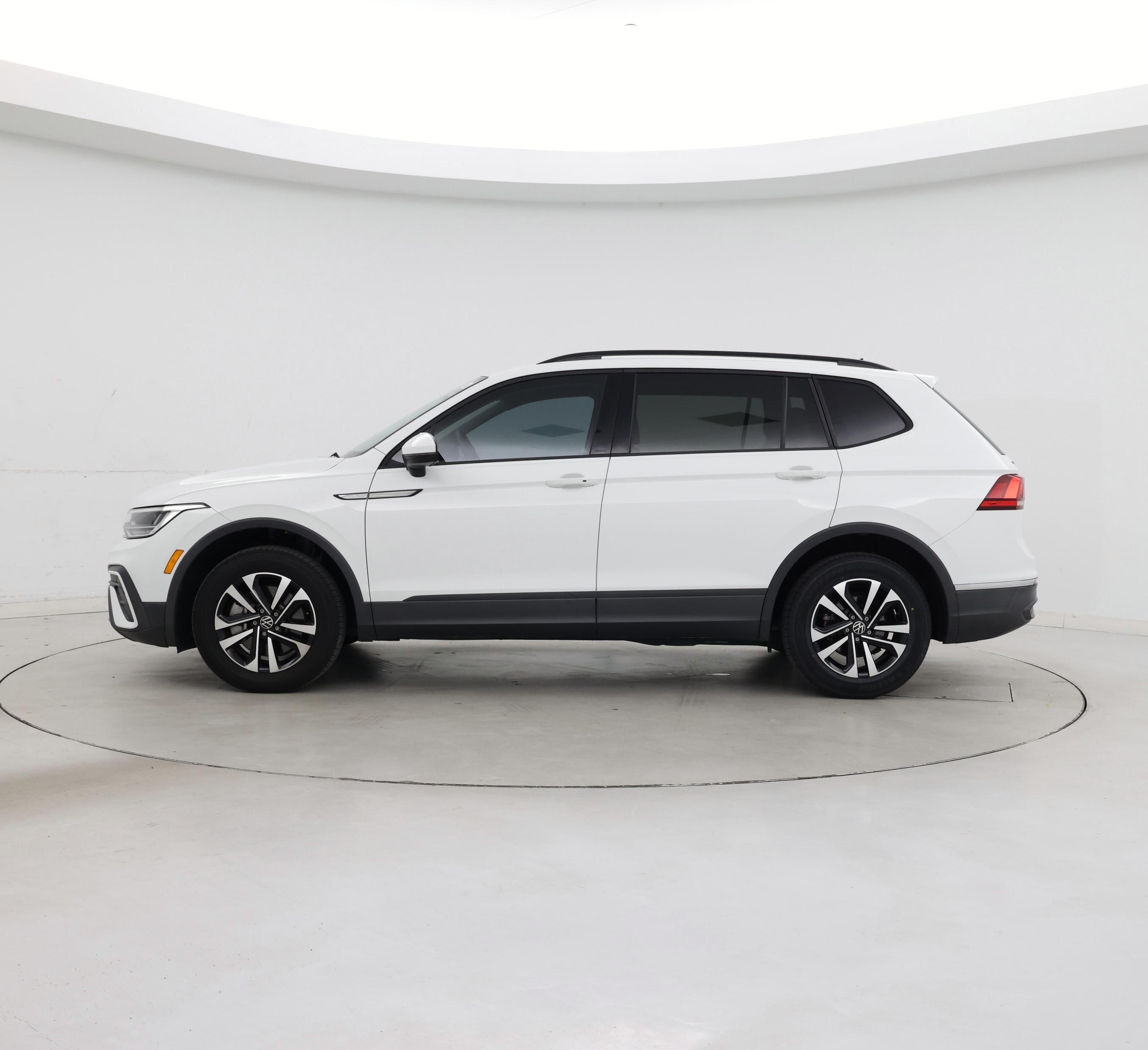 Thumbnail: 2022 Volkswagen Tiguan - 3