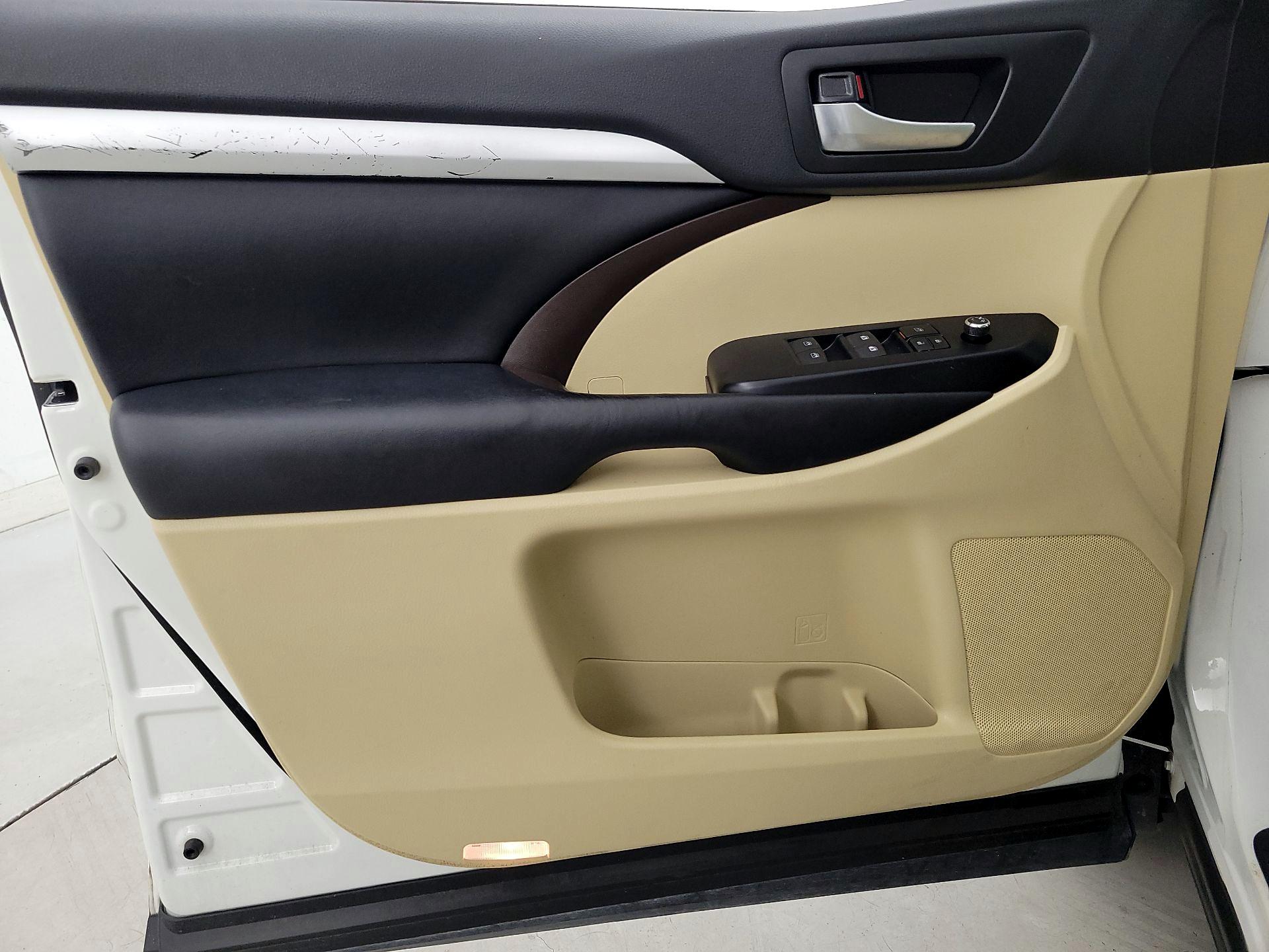 Thumbnail: 2019 Toyota Highlander - 12