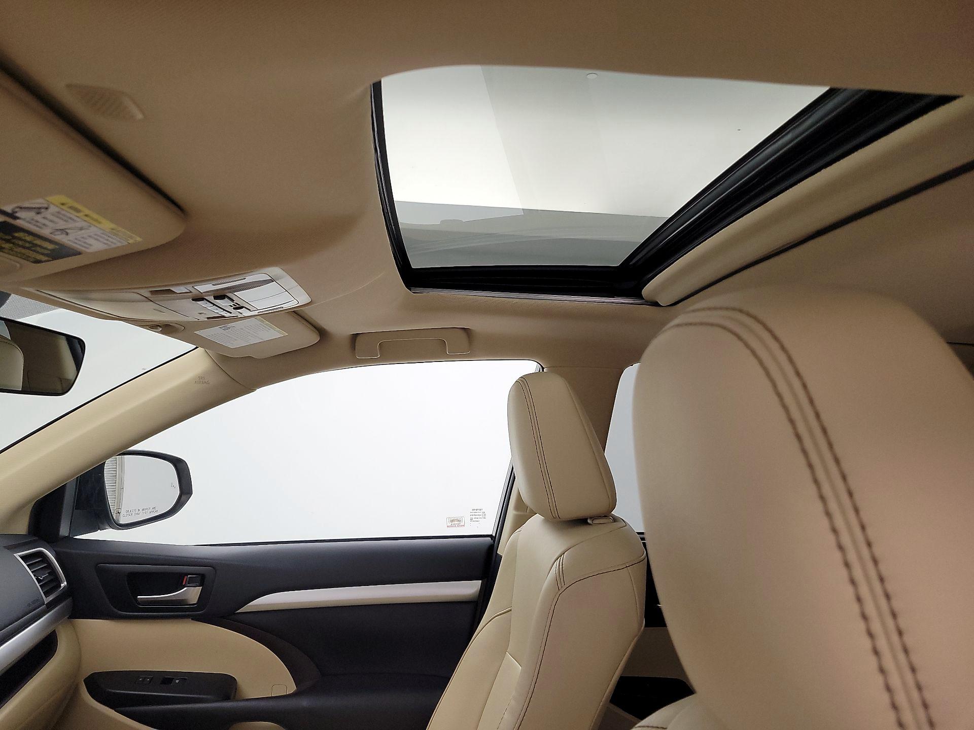 Thumbnail: 2019 Toyota Highlander - 20