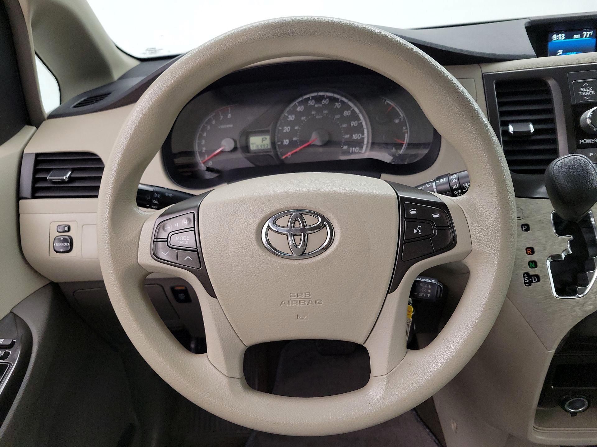 Thumbnail: 2014 Toyota Sienna - 10