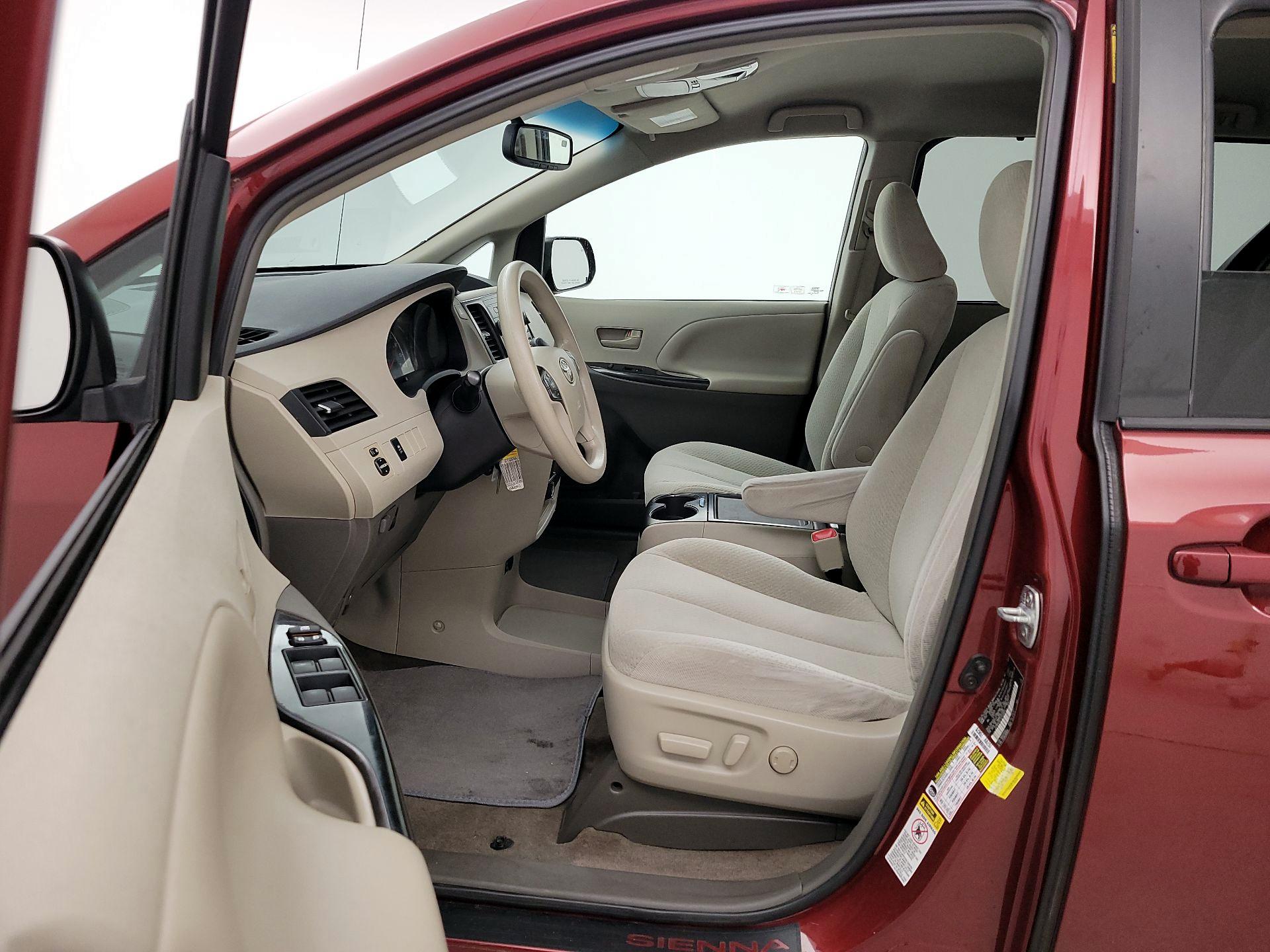 Thumbnail: 2014 Toyota Sienna - 11