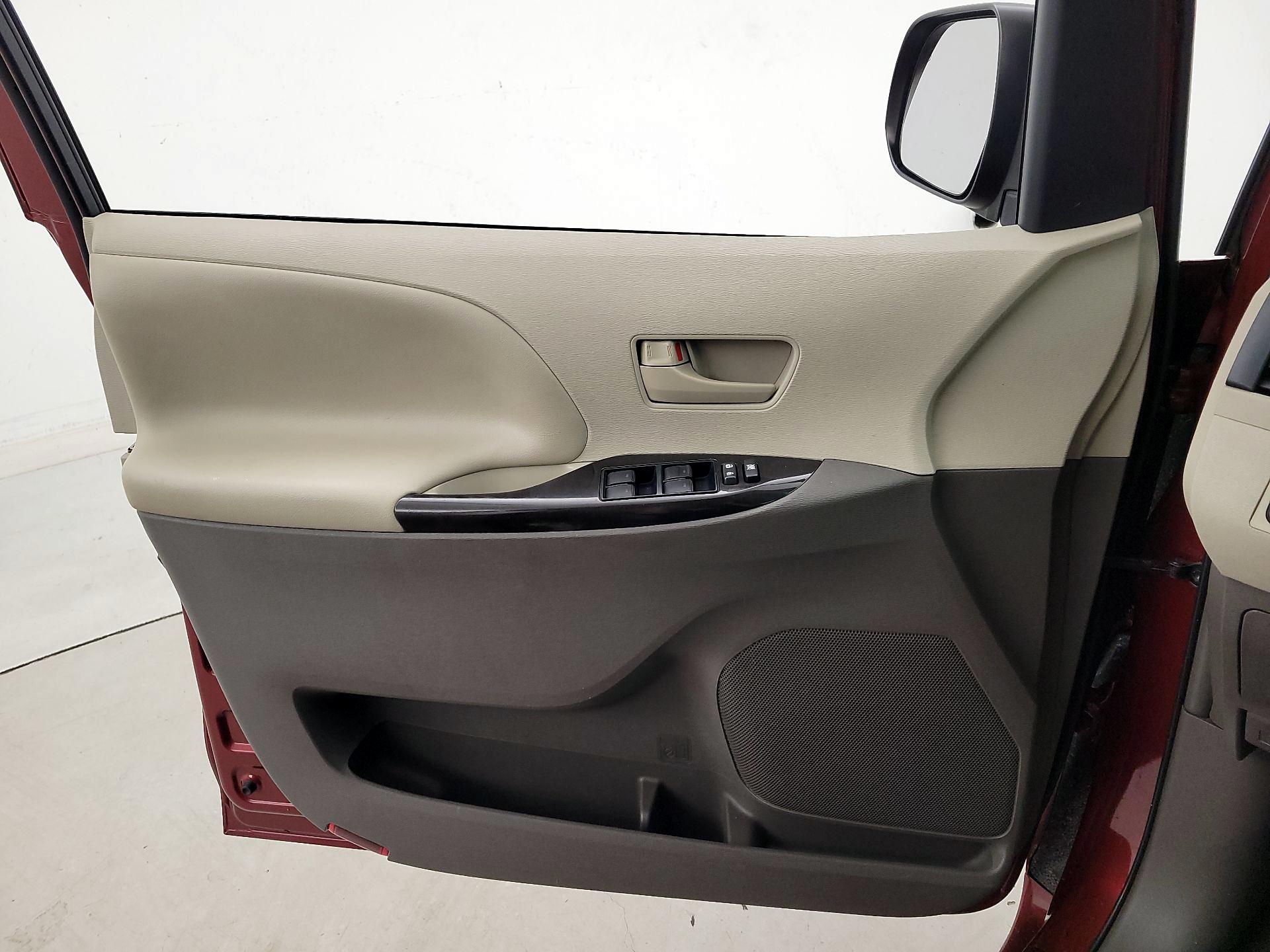 Thumbnail: 2014 Toyota Sienna - 12