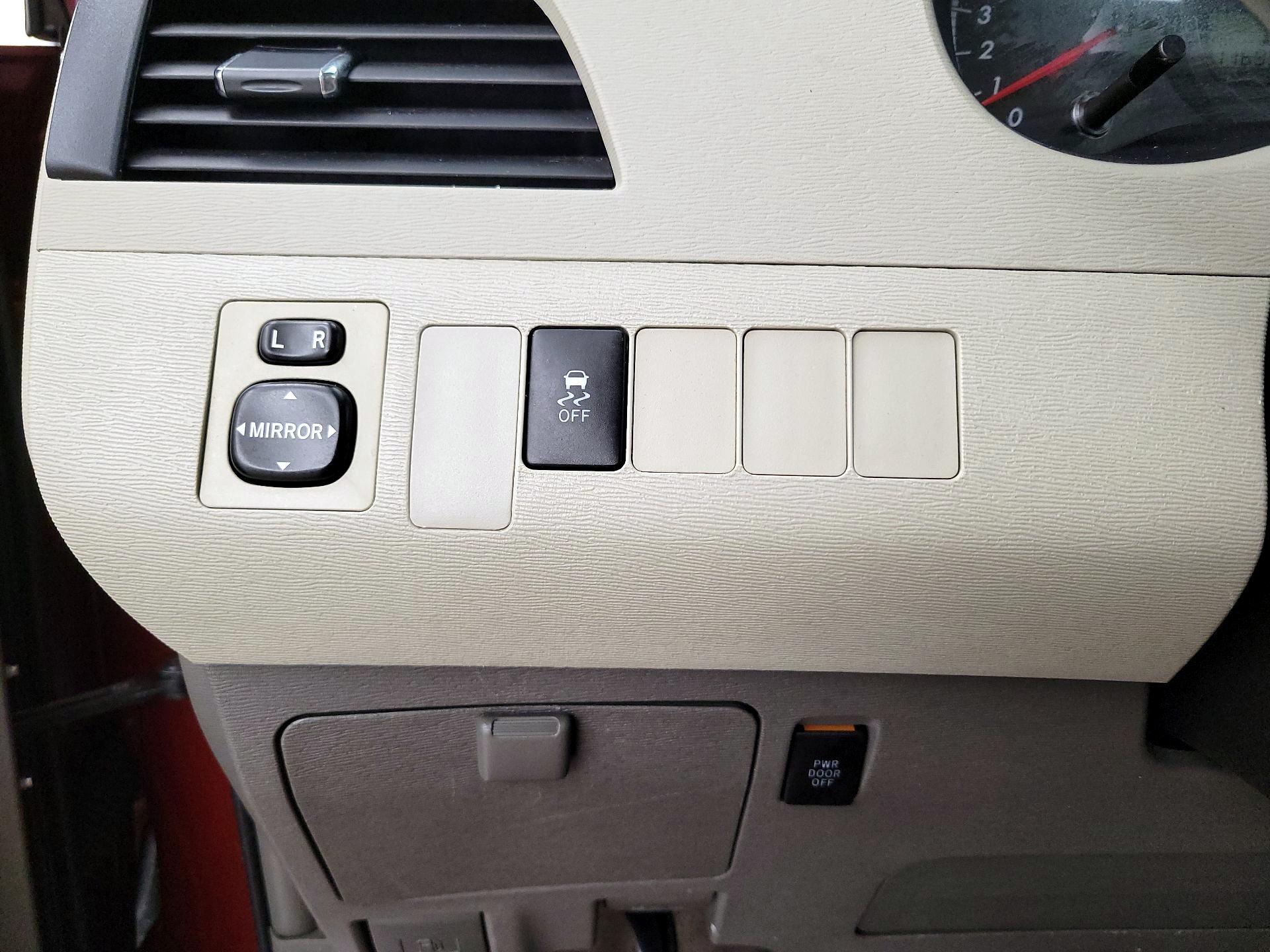 Thumbnail: 2014 Toyota Sienna - 13