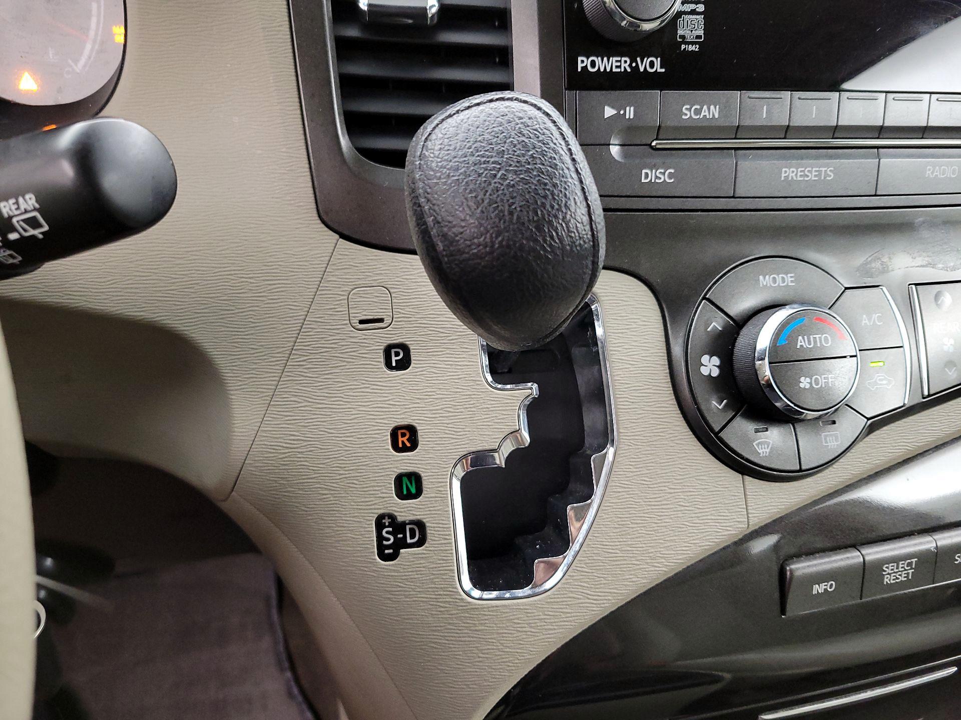 Thumbnail: 2014 Toyota Sienna - 17