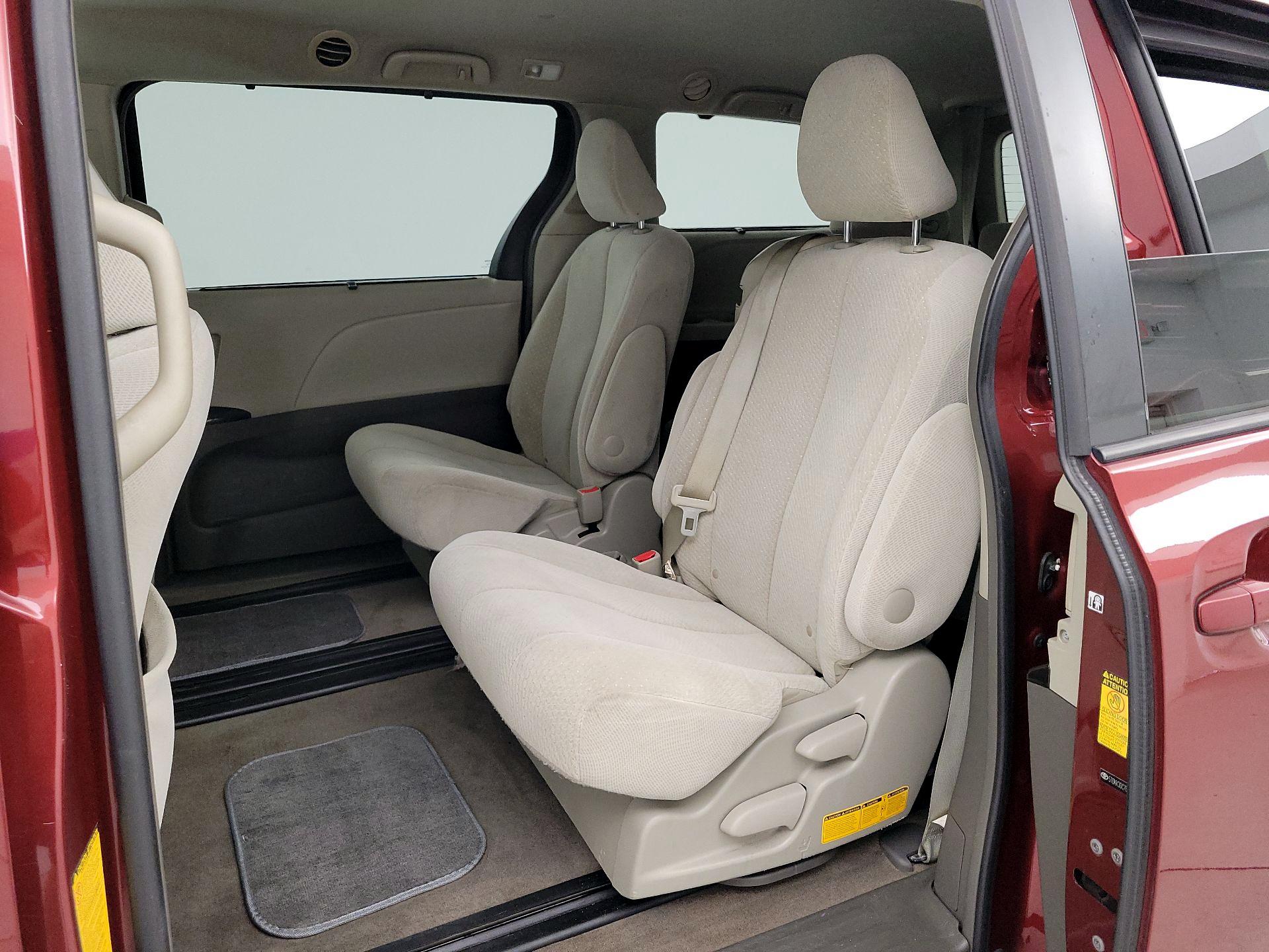 Thumbnail: 2014 Toyota Sienna - 18