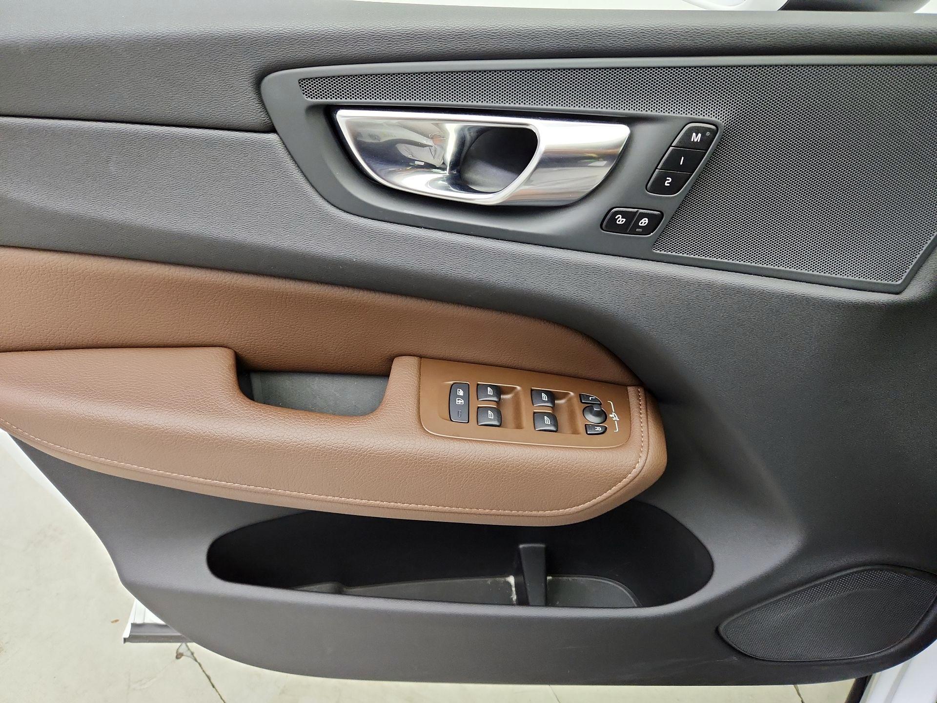 Thumbnail: 2021 Volvo XC60 - 12