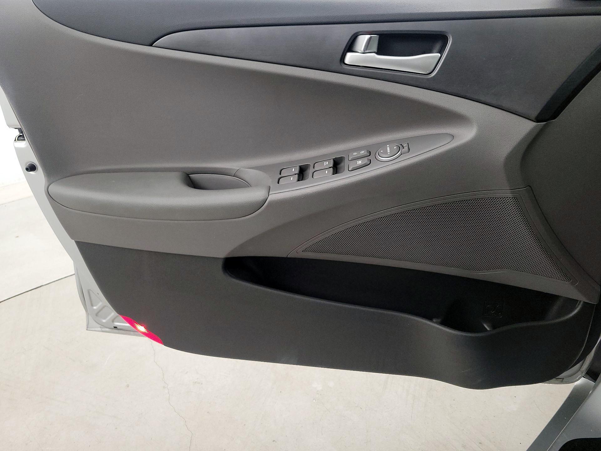 Thumbnail: 2013 Hyundai Sonata - 12