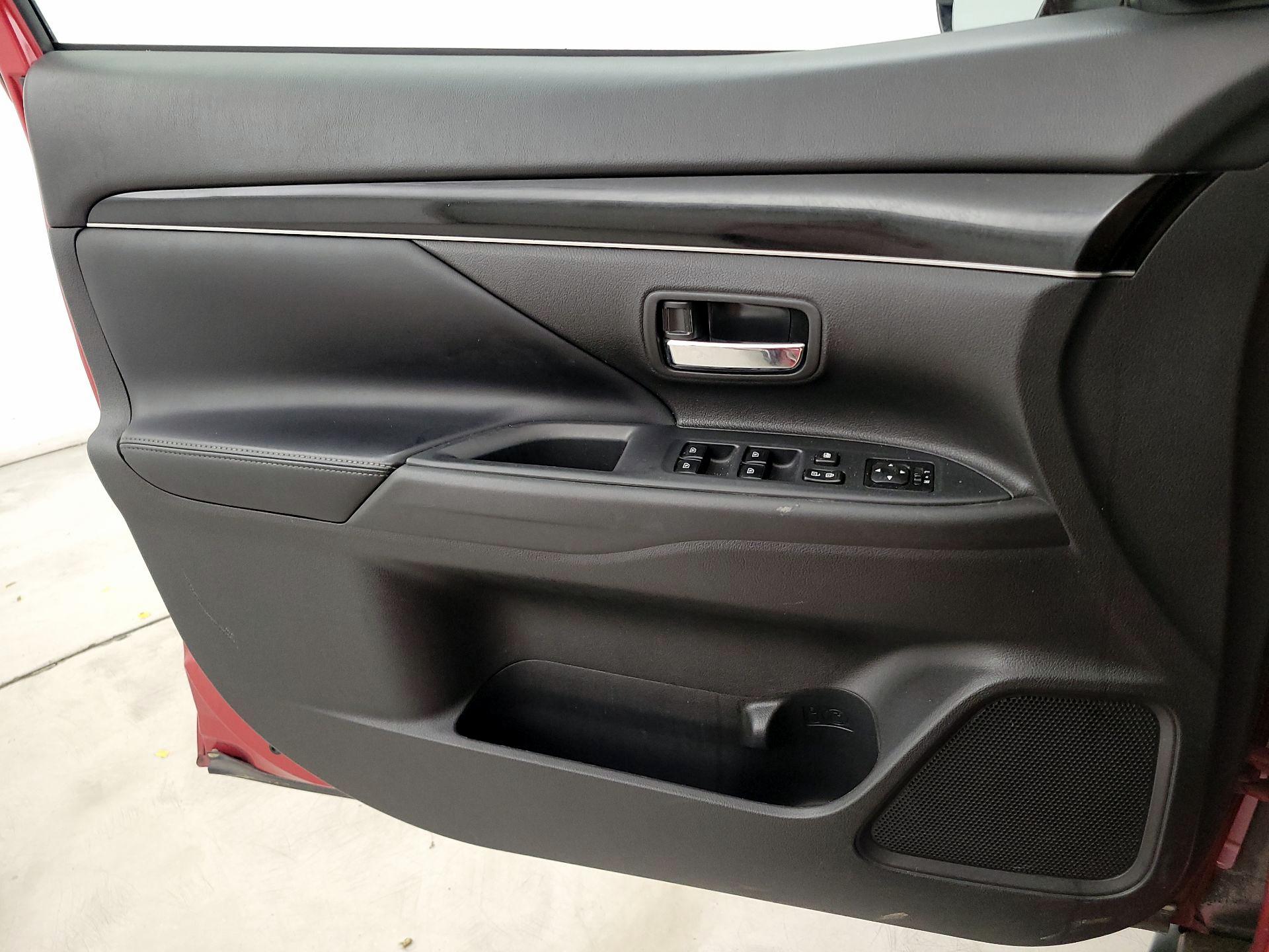 Thumbnail: 2019 Mitsubishi Outlander - 12
