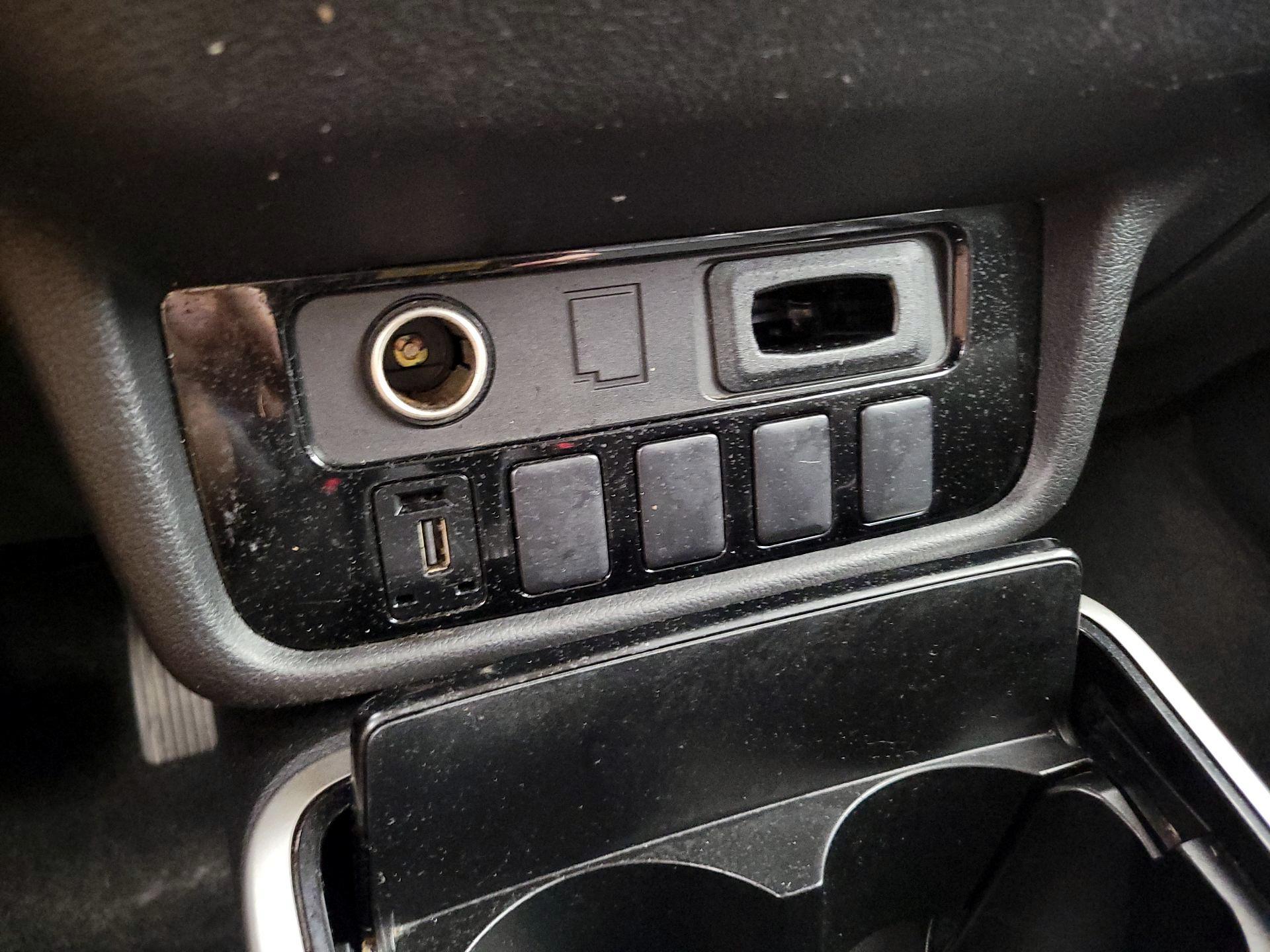 Thumbnail: 2019 Mitsubishi Outlander - 18