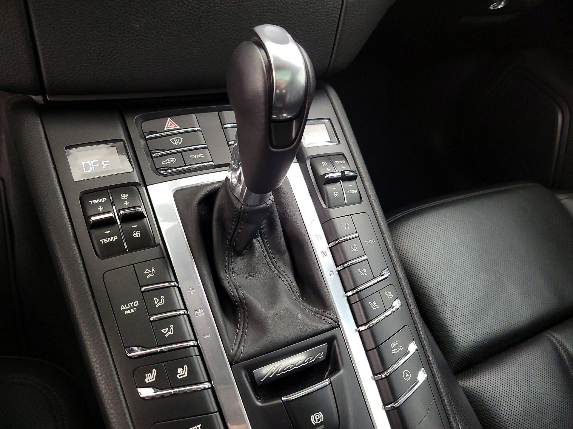 Thumbnail: 2015 Porsche Macan - 17