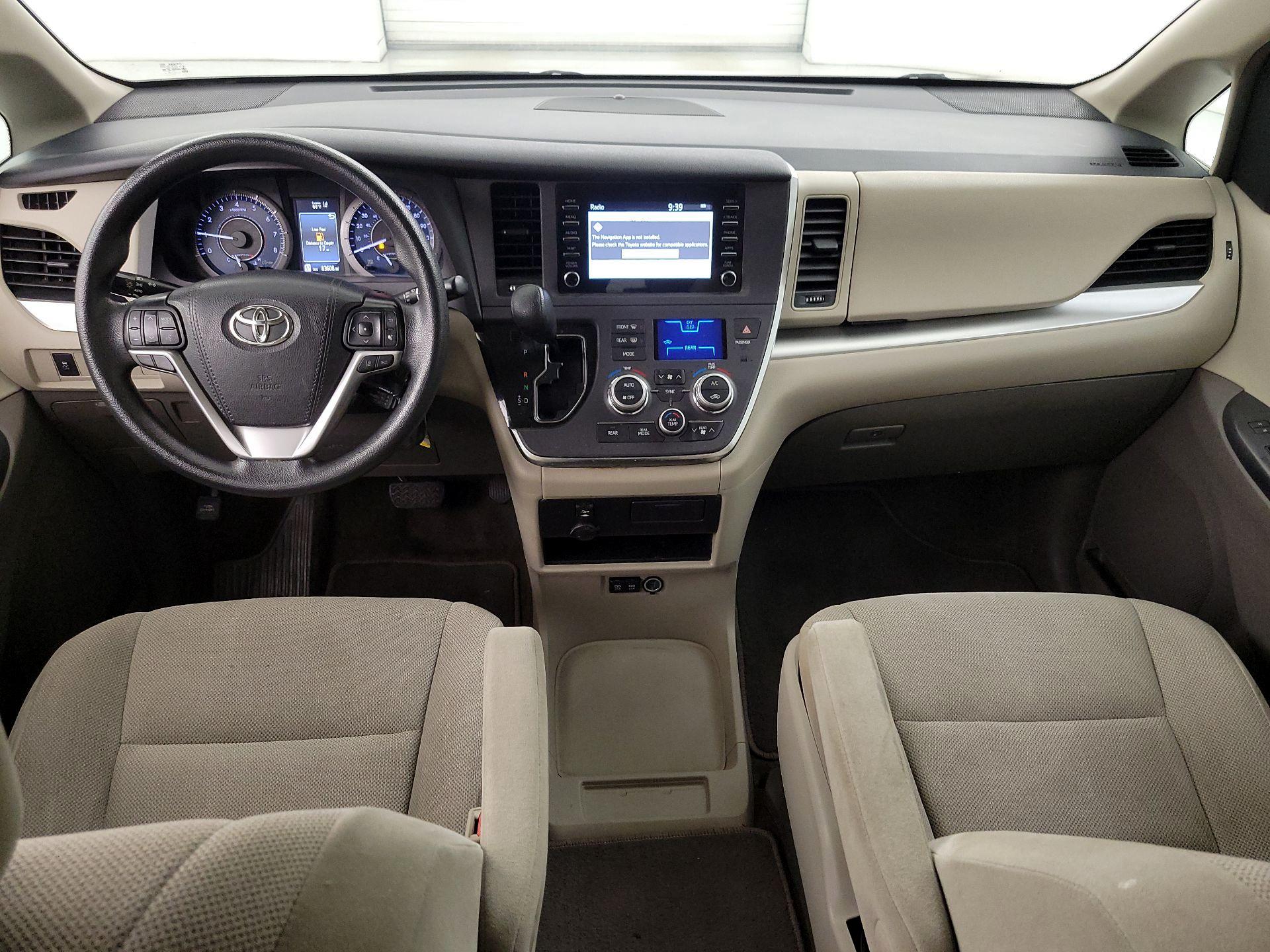 Thumbnail: 2019 Toyota Sienna - 9