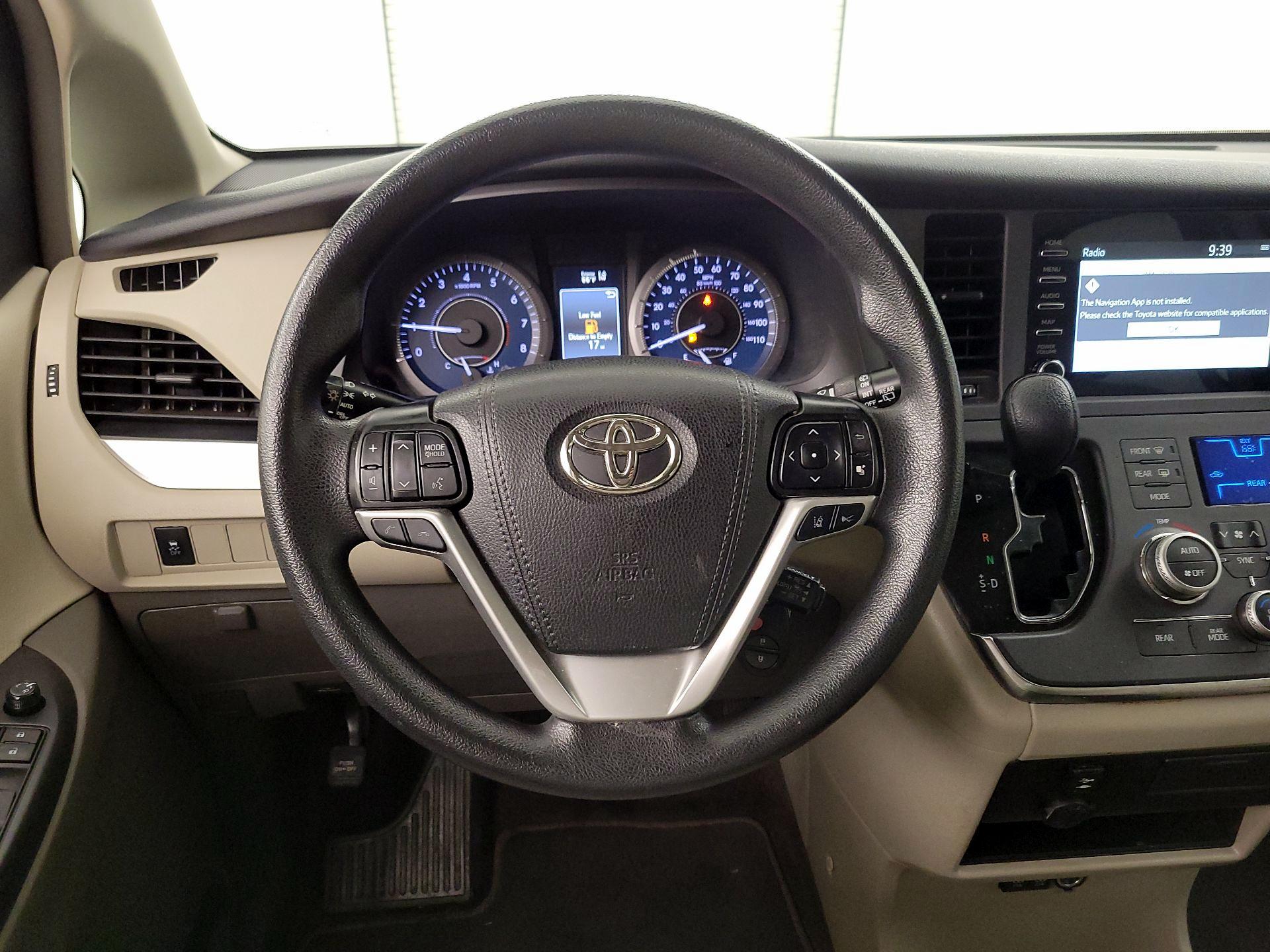 Thumbnail: 2019 Toyota Sienna - 10