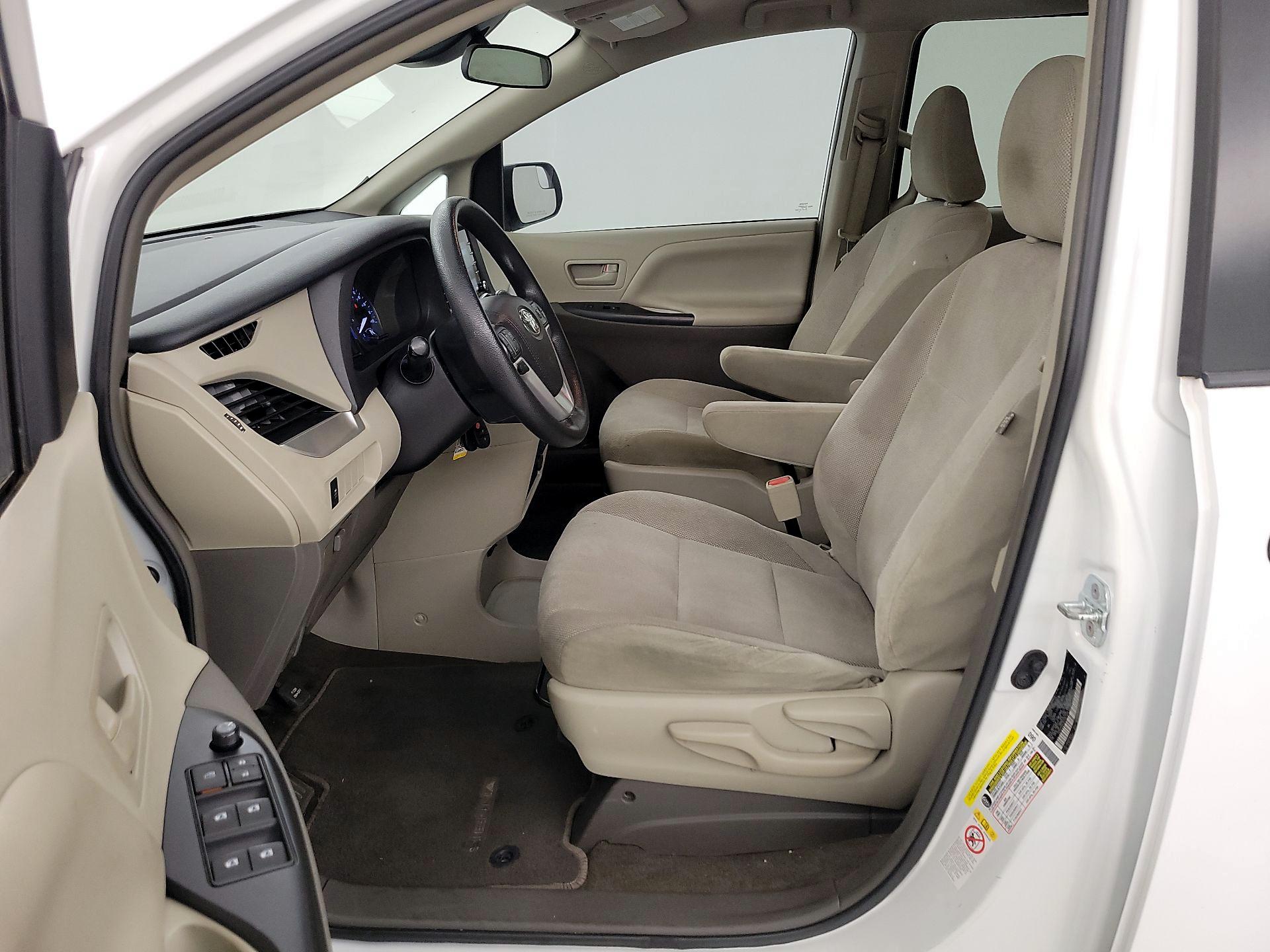Thumbnail: 2019 Toyota Sienna - 11
