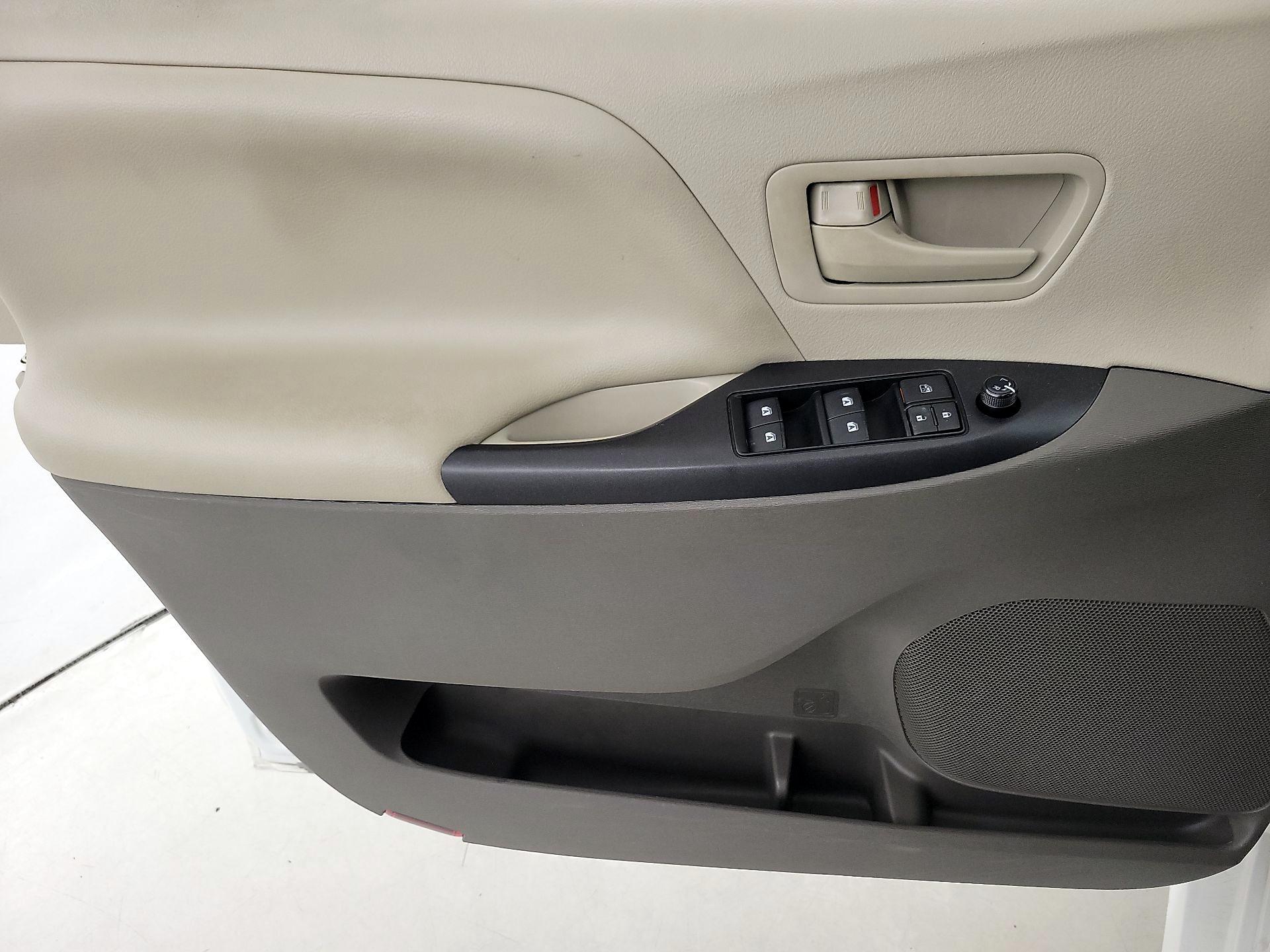 Thumbnail: 2019 Toyota Sienna - 12