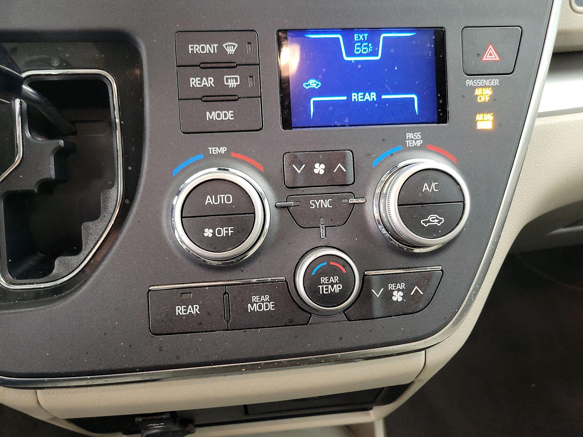Thumbnail: 2019 Toyota Sienna - 16
