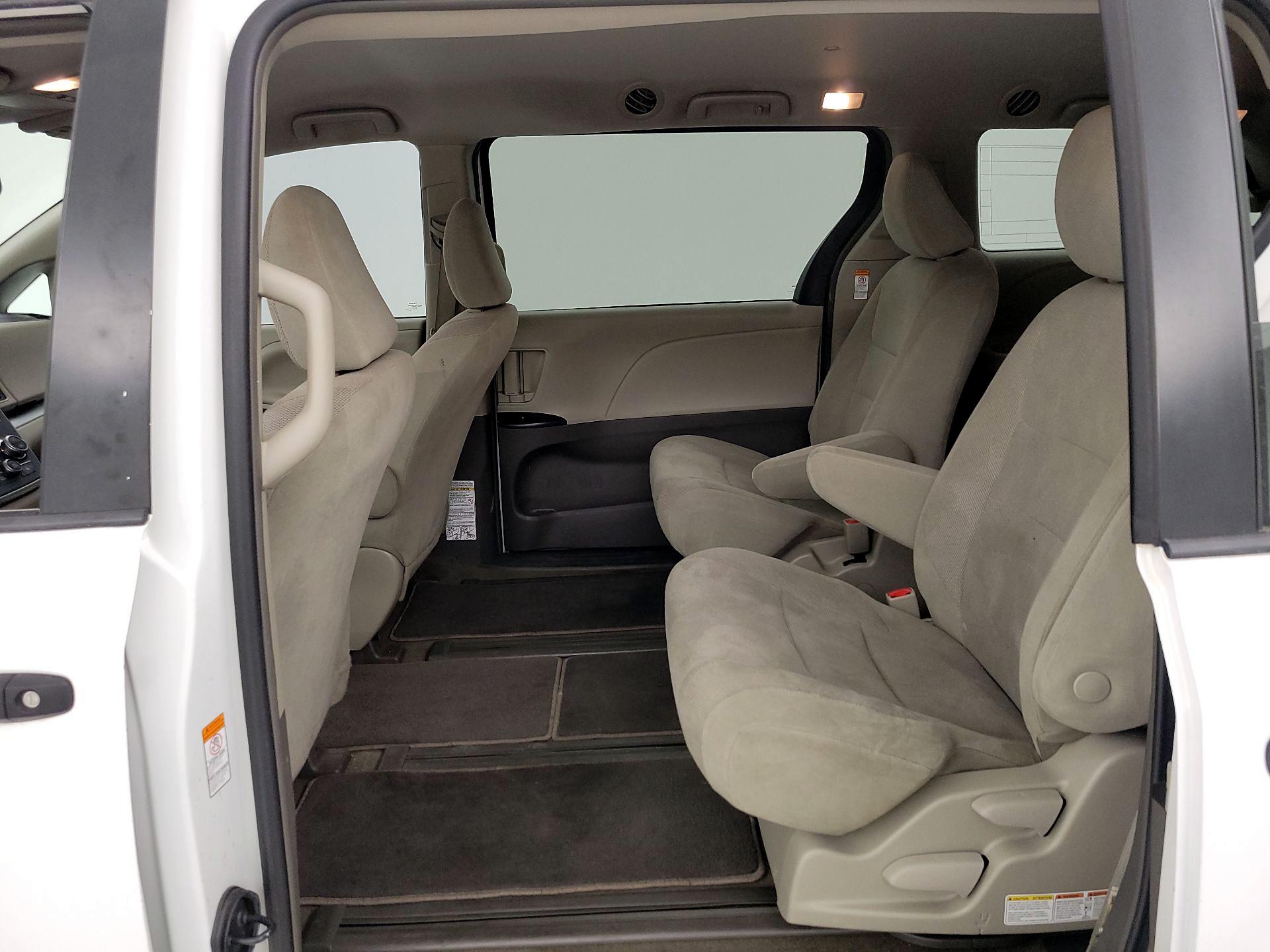 Thumbnail: 2019 Toyota Sienna - 19