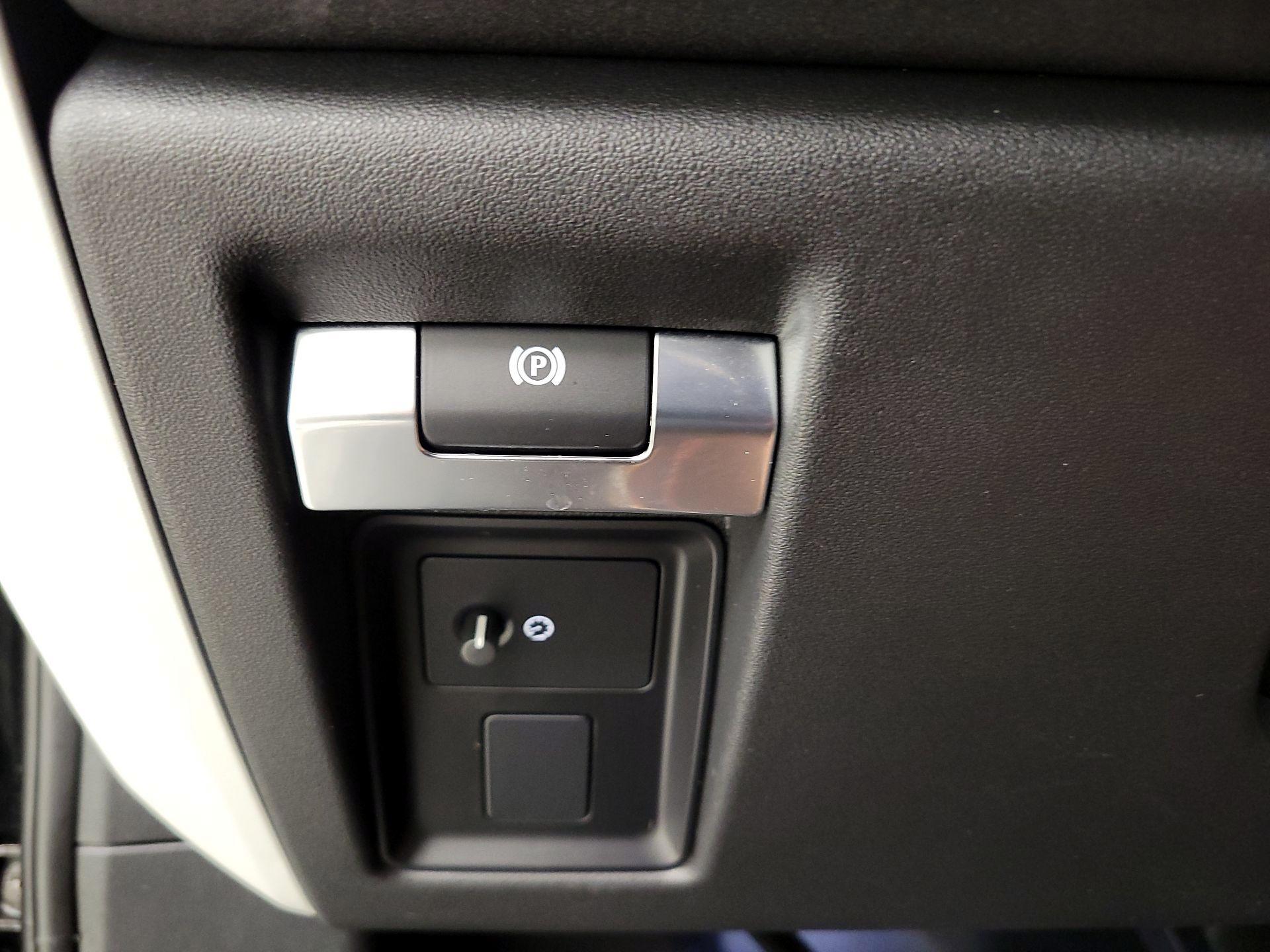 Thumbnail: 2021 Land Rover Defender - 13