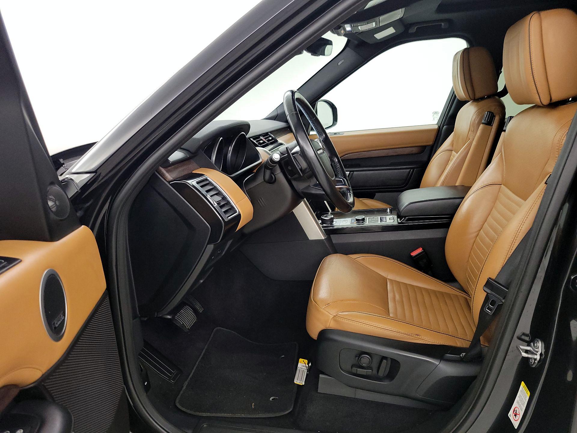 Thumbnail: 2017 Land Rover Discovery - 11