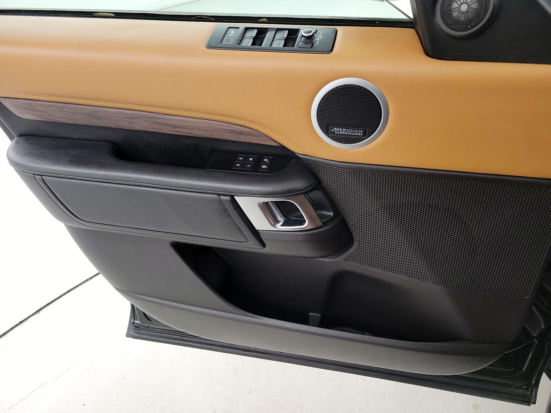 Thumbnail: 2017 Land Rover Discovery - 12