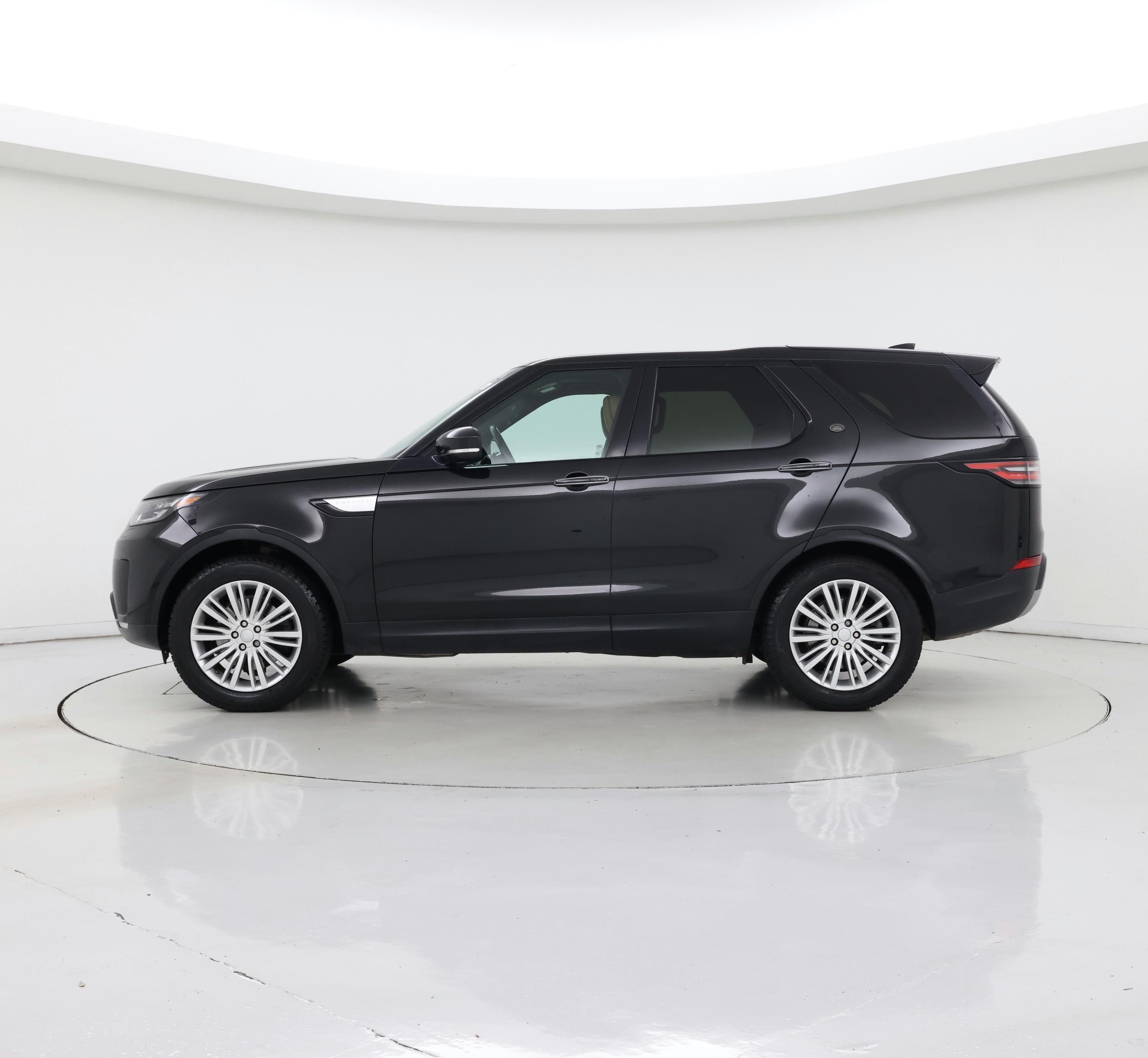 Thumbnail: 2017 Land Rover Discovery - 3