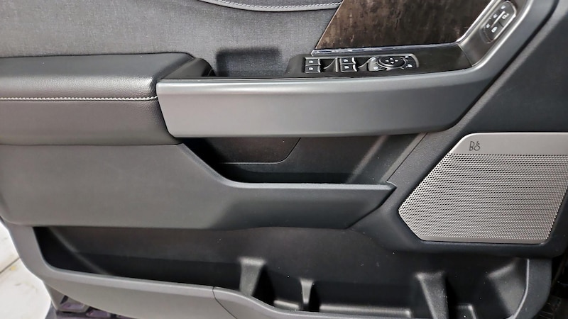 2022 Ford F-150 Lightning Lariat 12