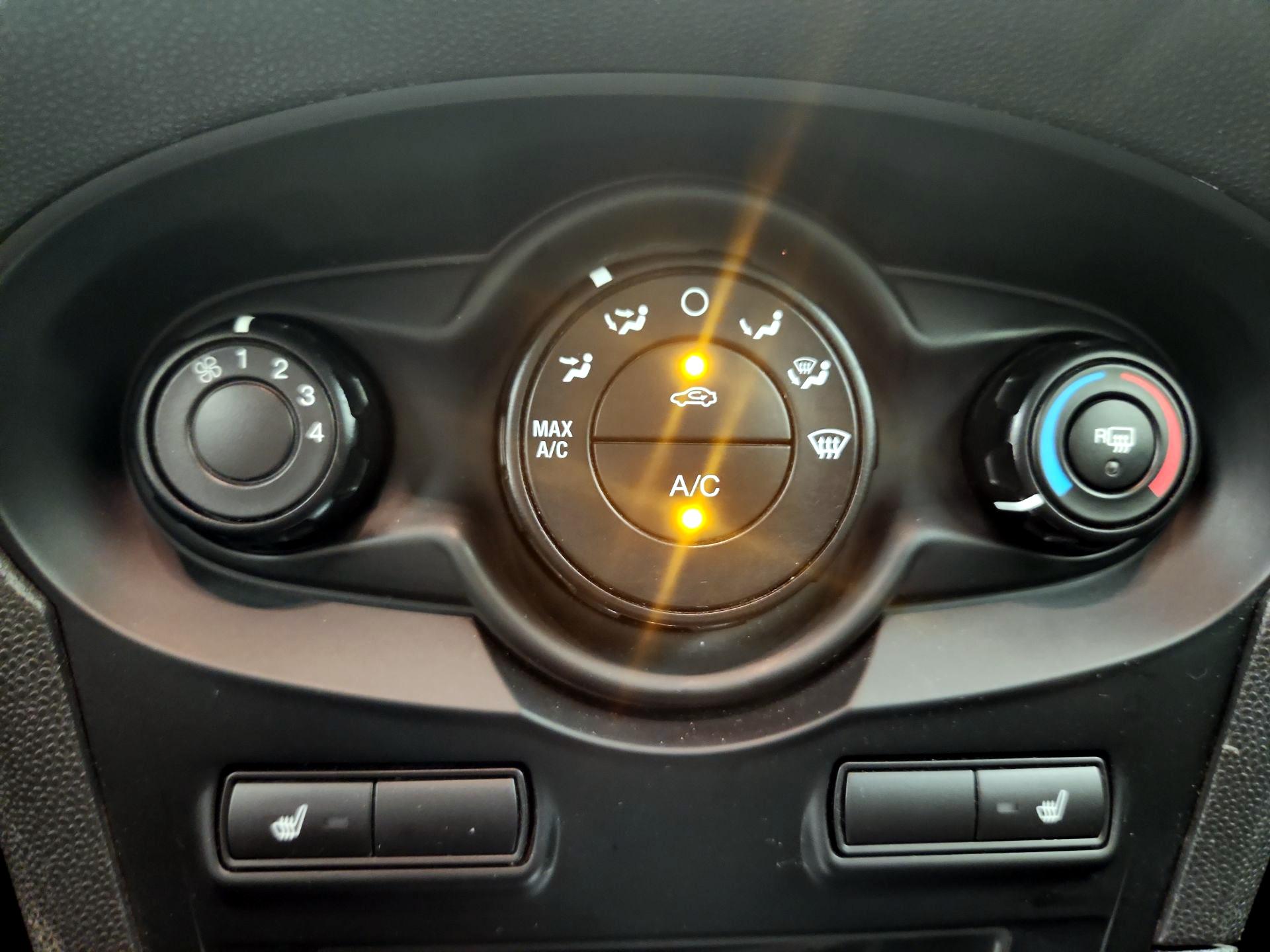 Thumbnail: 2013 Ford Fiesta - 15