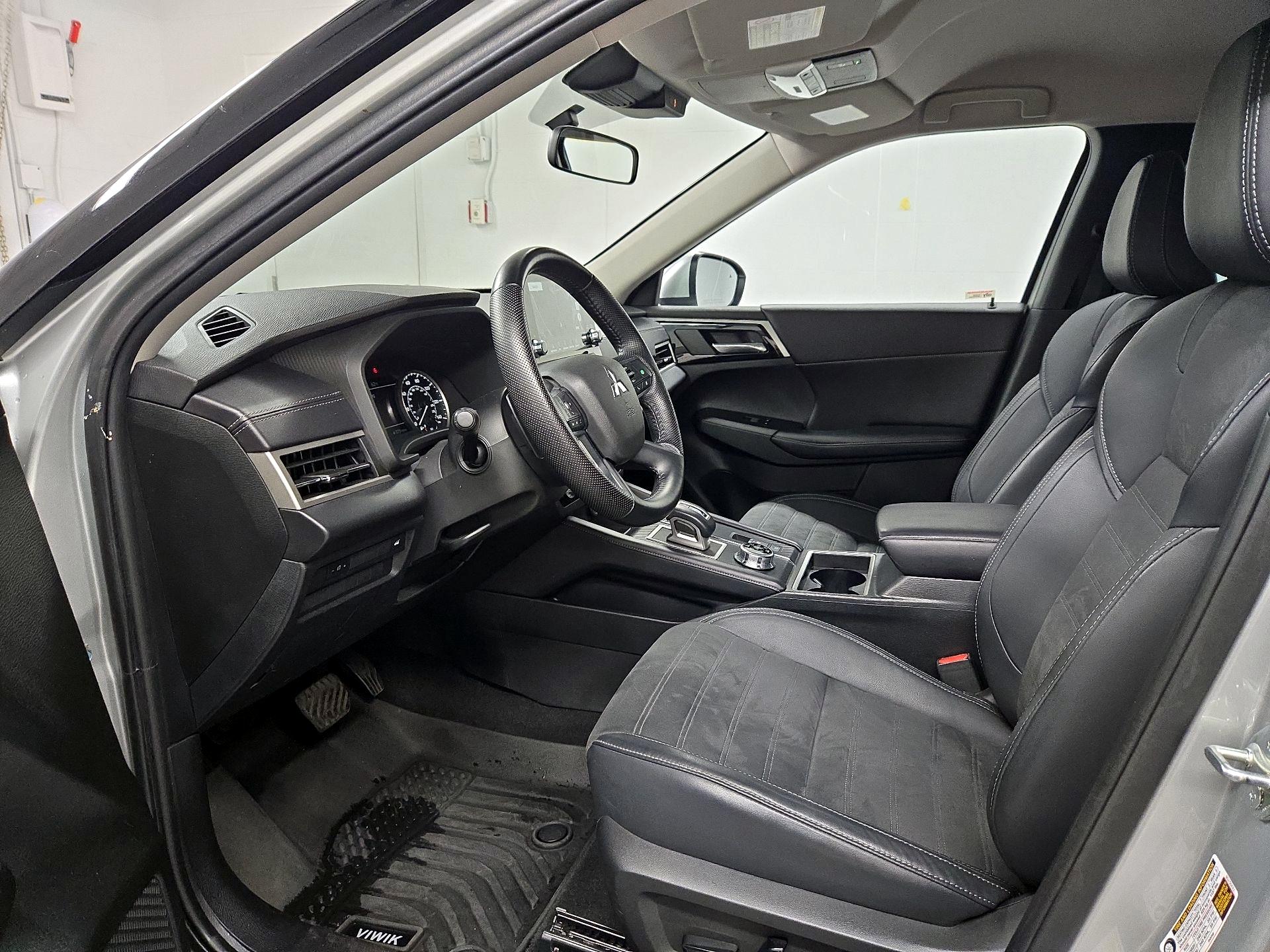 Thumbnail: 2023 Mitsubishi Outlander - 11