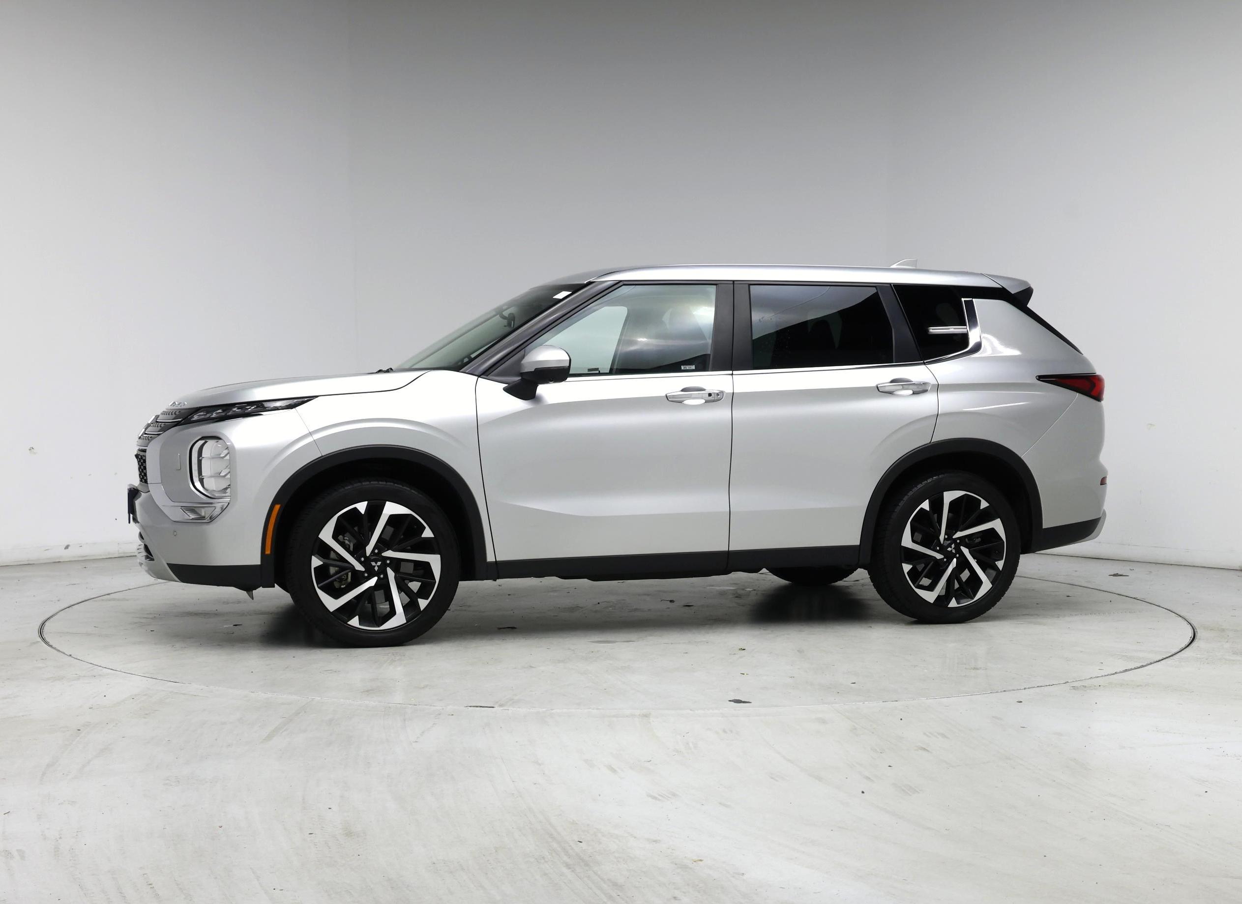 Thumbnail: 2023 Mitsubishi Outlander - 3