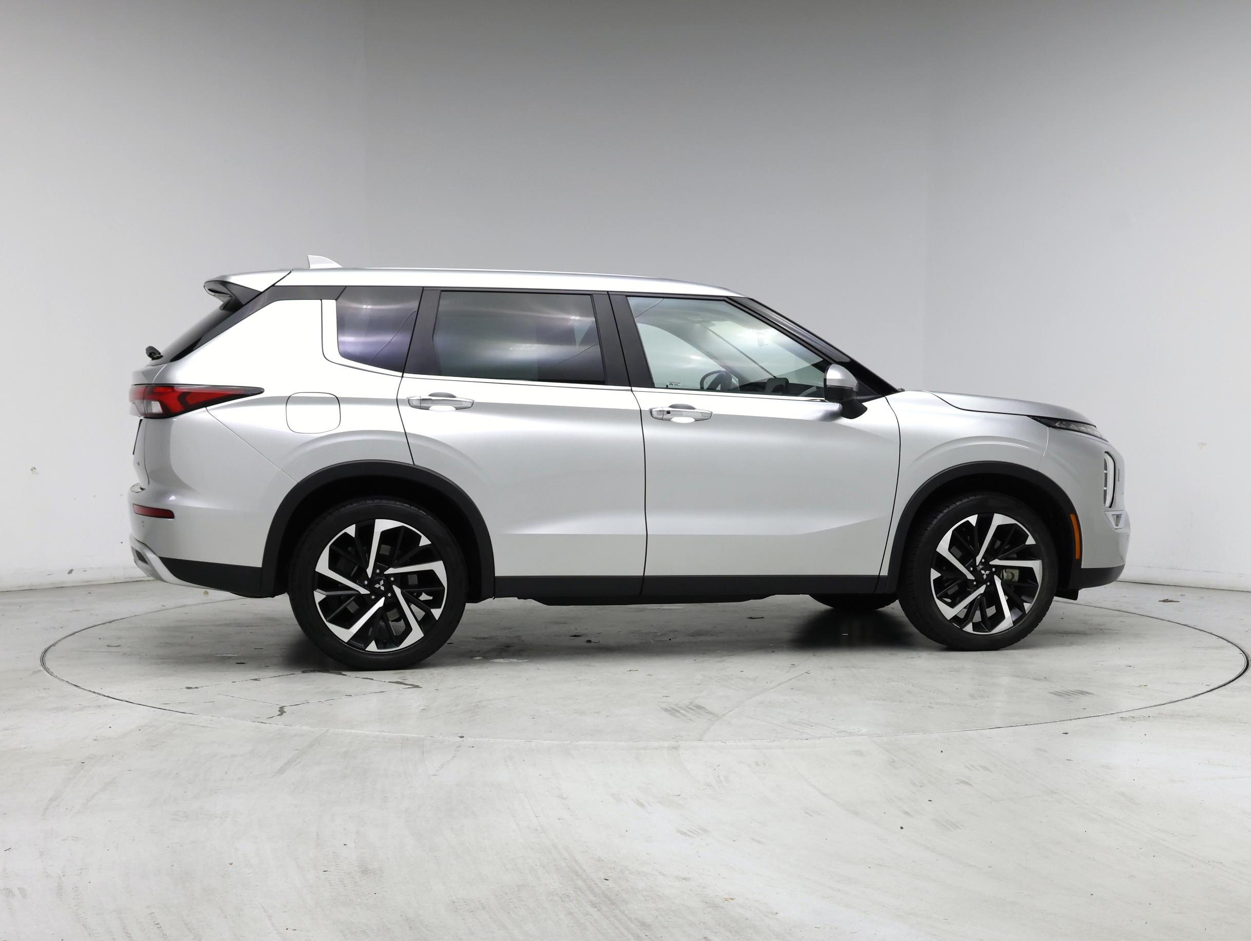 Thumbnail: 2023 Mitsubishi Outlander - 7